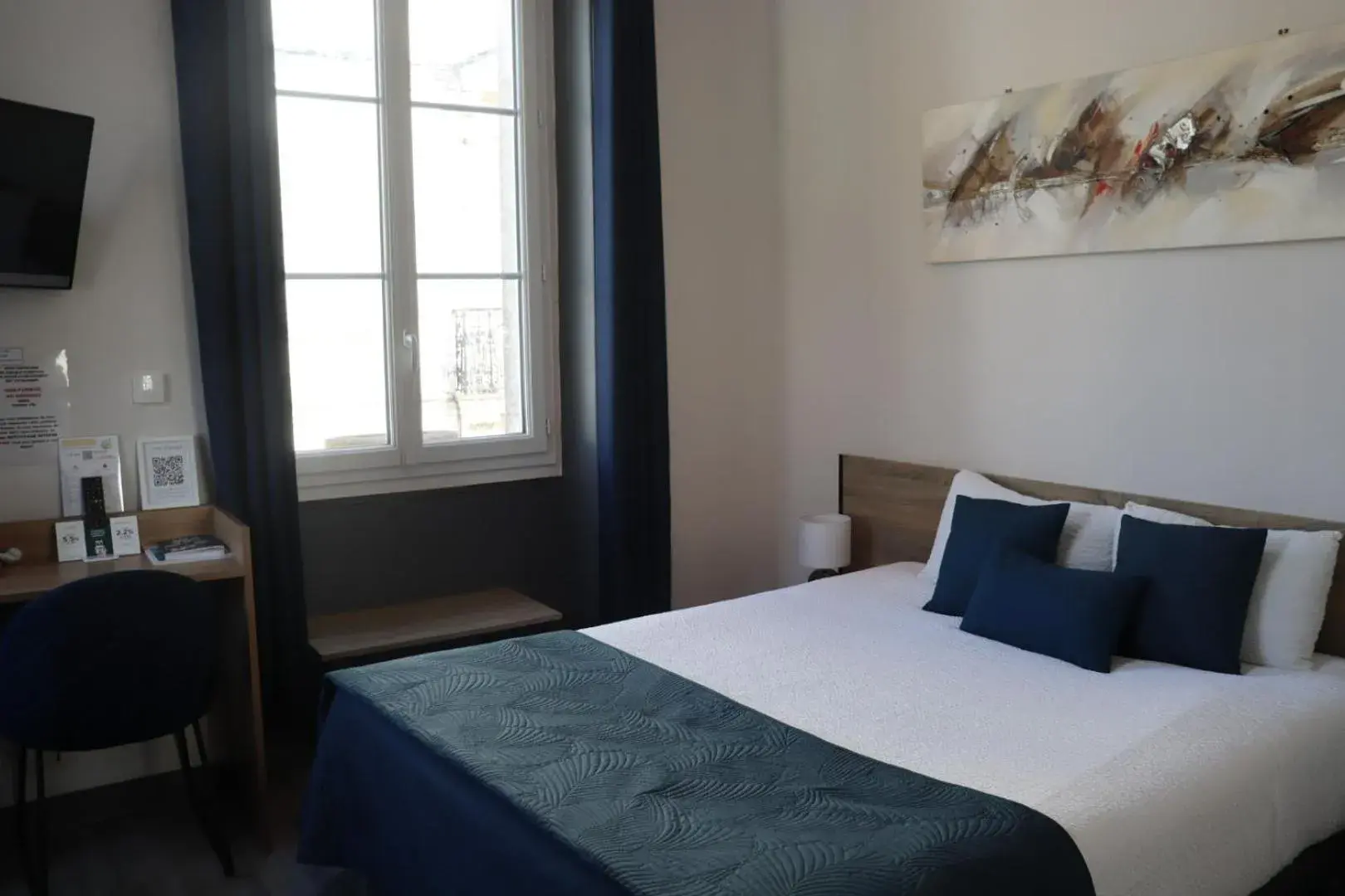 Bedroom, Bed in Logis Hôtel La Résidence, Cognac Centre Bedroom, Bed in Logis Hôtel La Résidence, Cognac Centre