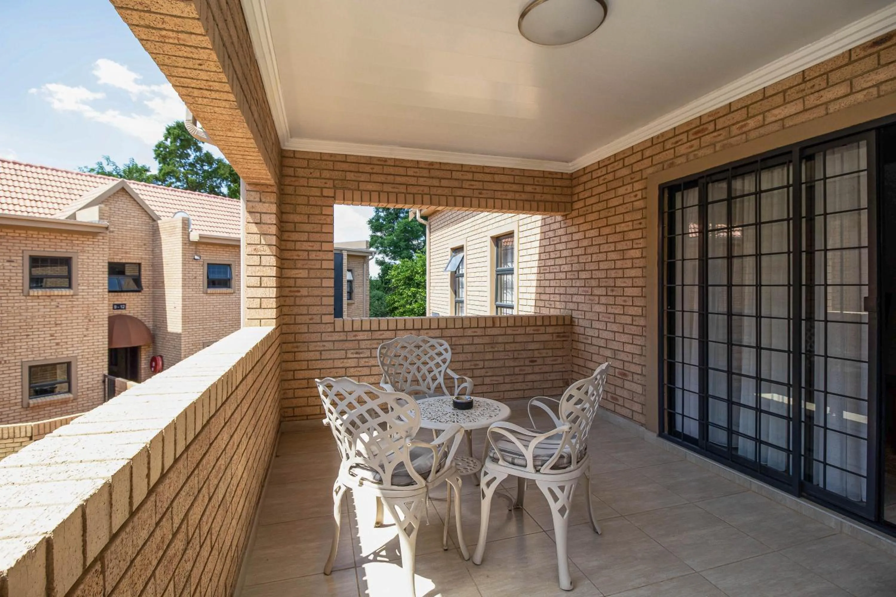 Balcony/Terrace in Camelot Guest House & Apartments