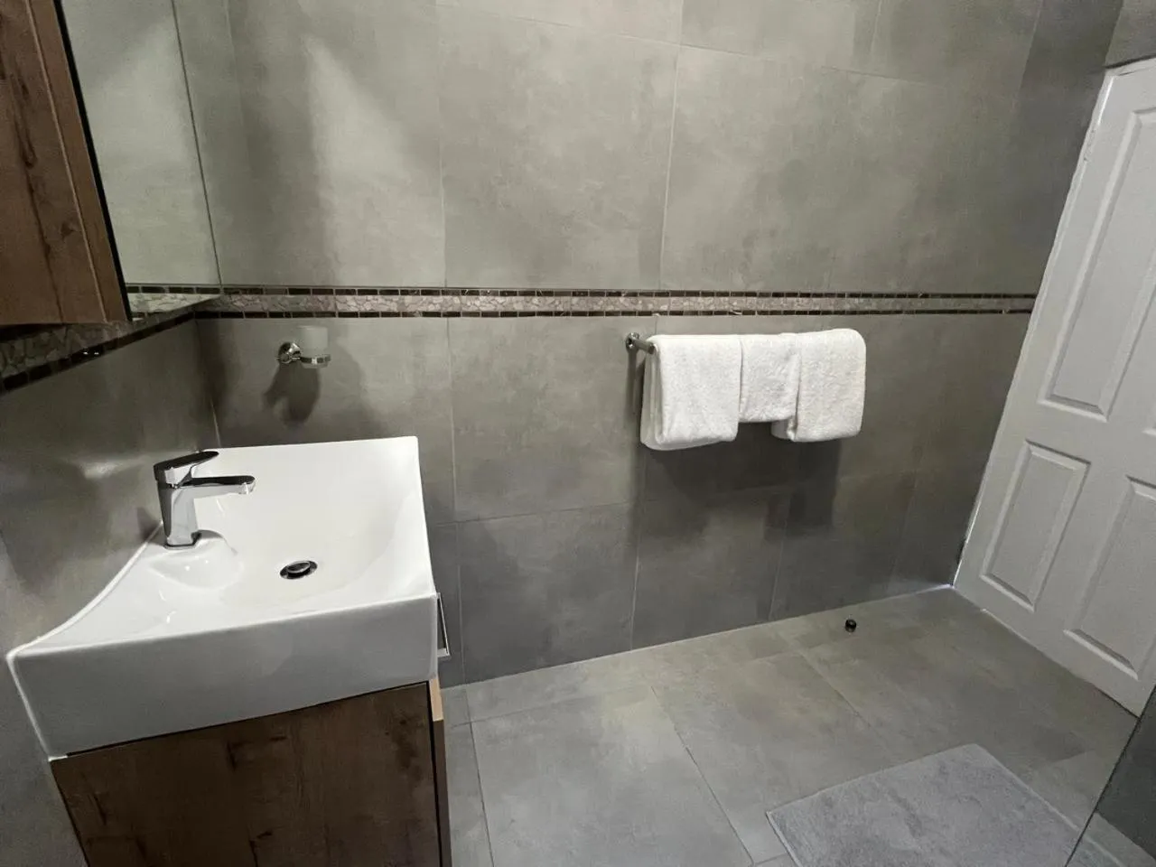 Bathroom in Camelot Guest House & Apartments