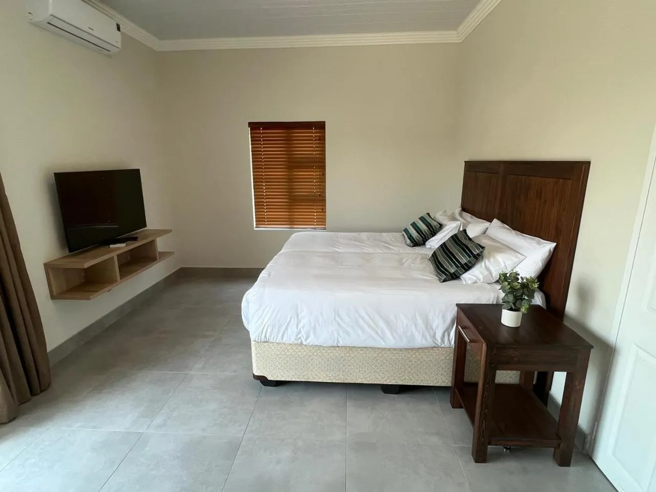 Bedroom, Bed in Camelot Guest House & Apartments