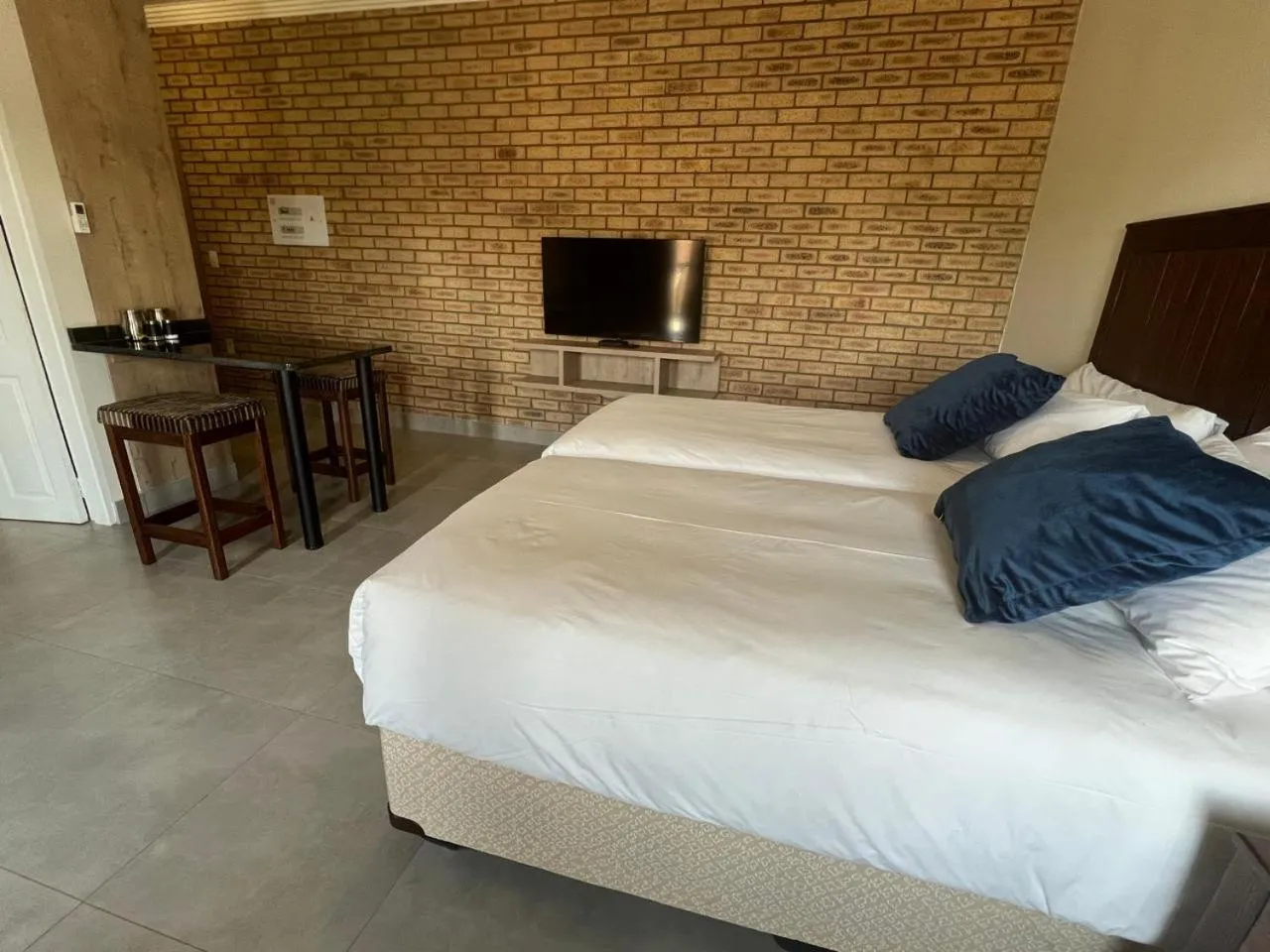 TV and multimedia, Bed in Camelot Guest House & Apartments