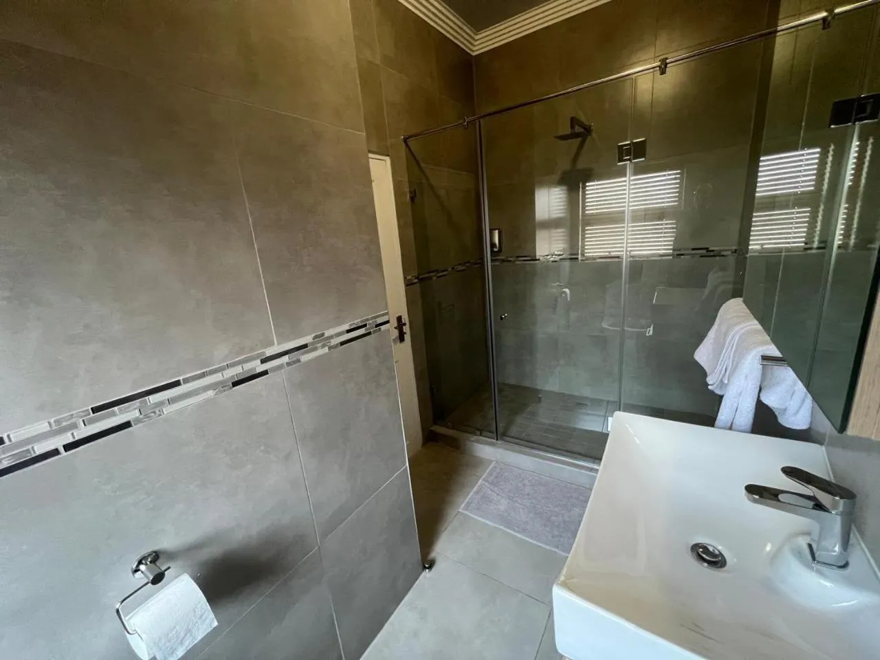 Shower in Camelot Guest House & Apartments