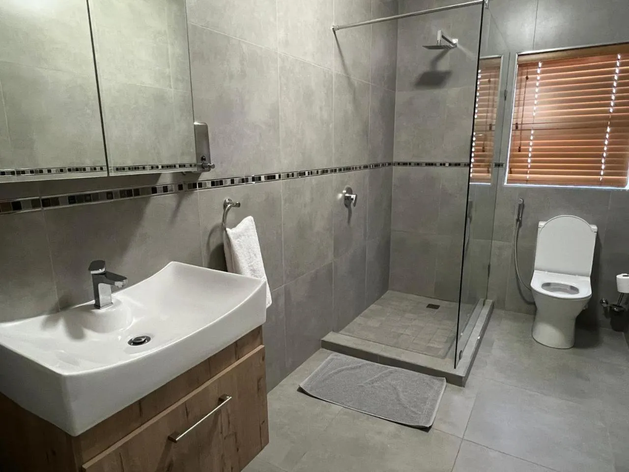 Shower in Camelot Guest House & Apartments