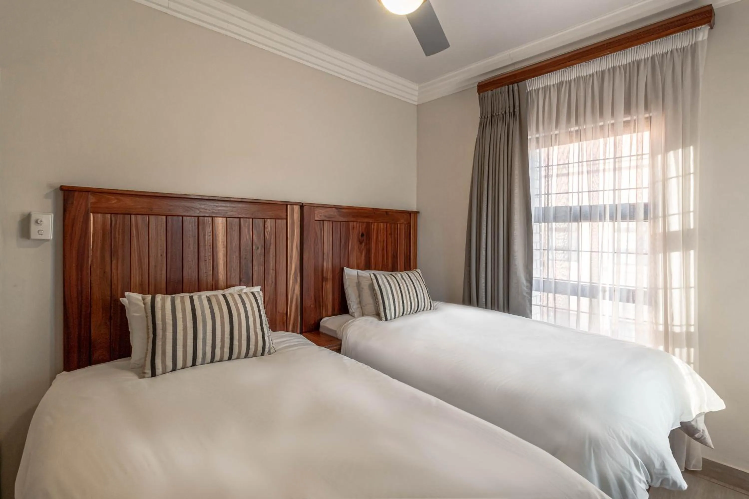 Photo of the whole room, Bed in Camelot Guest House & Apartments