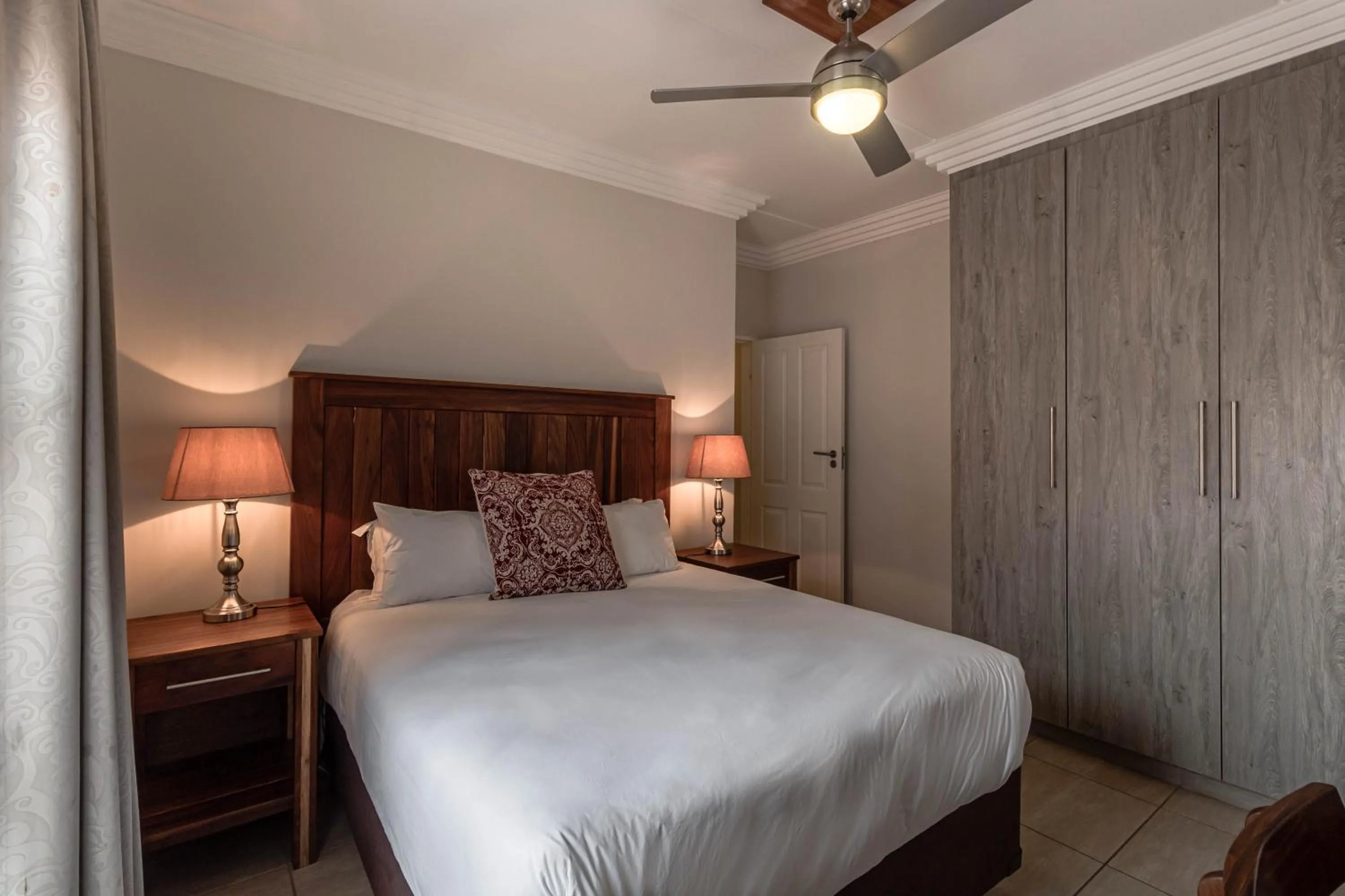 Bed in Camelot Guest House & Apartments