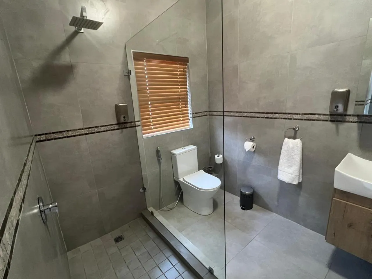 Shower in Camelot Guest House & Apartments