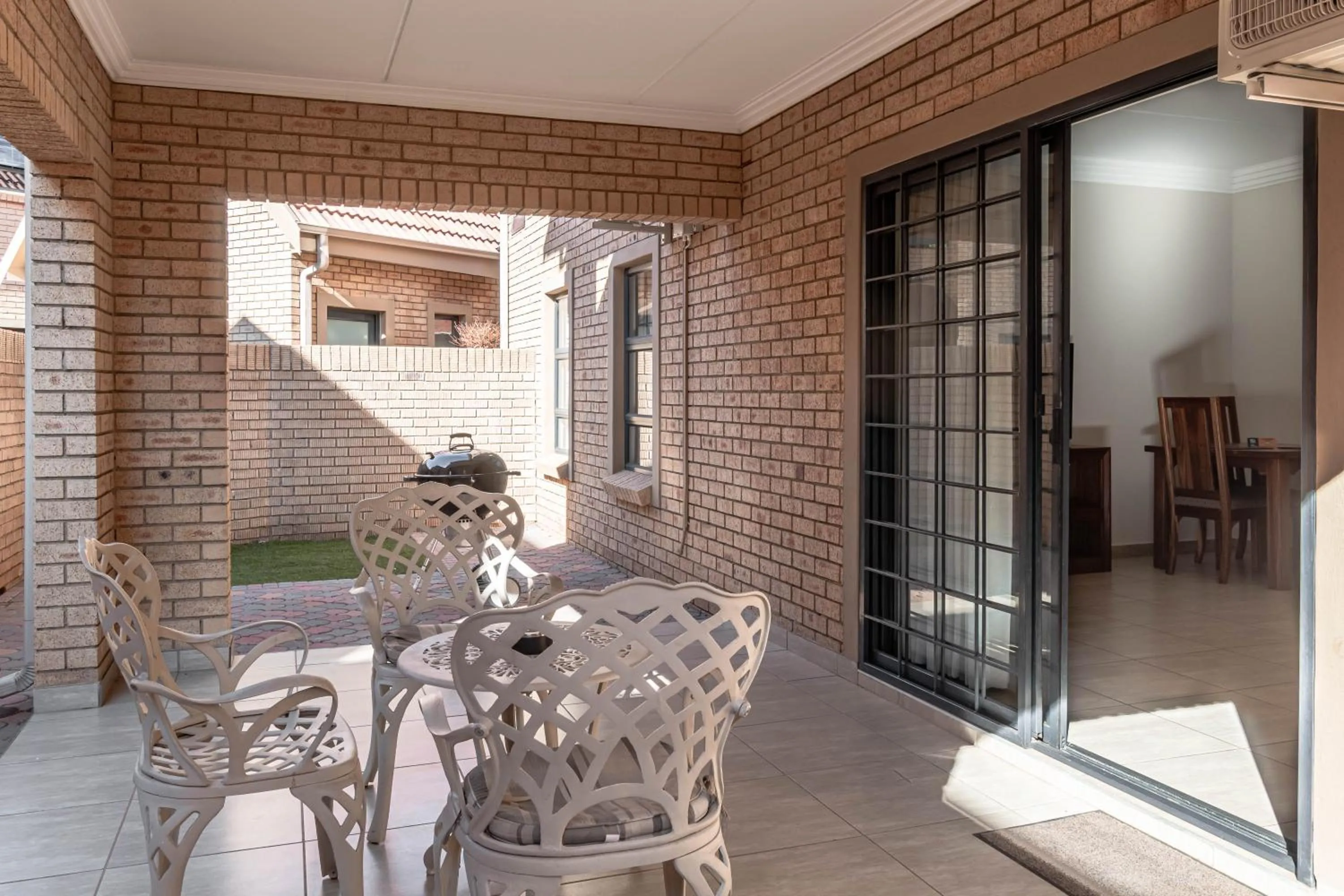 Patio in Camelot Guest House & Apartments