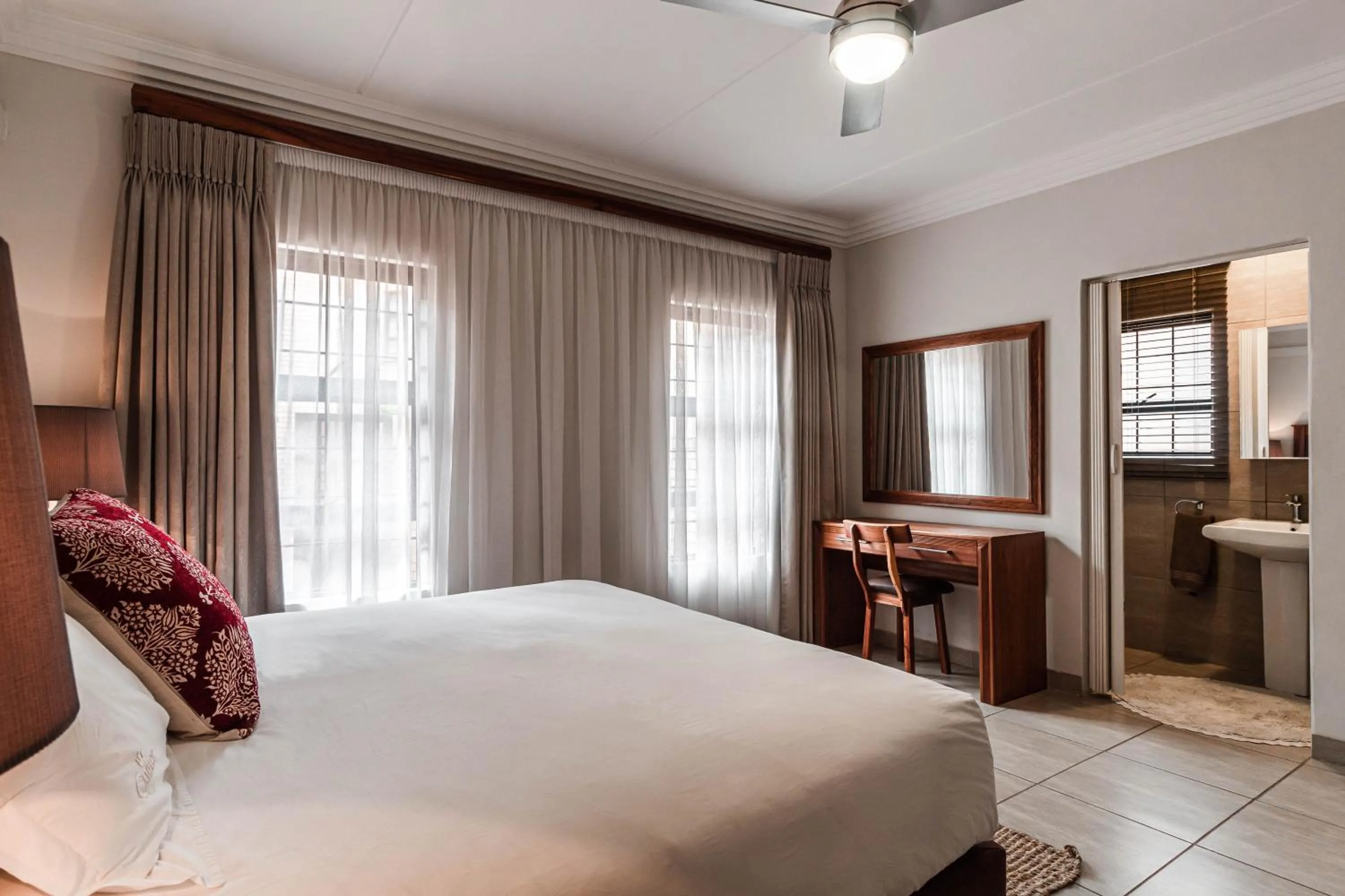 Bed in Camelot Guest House & Apartments
