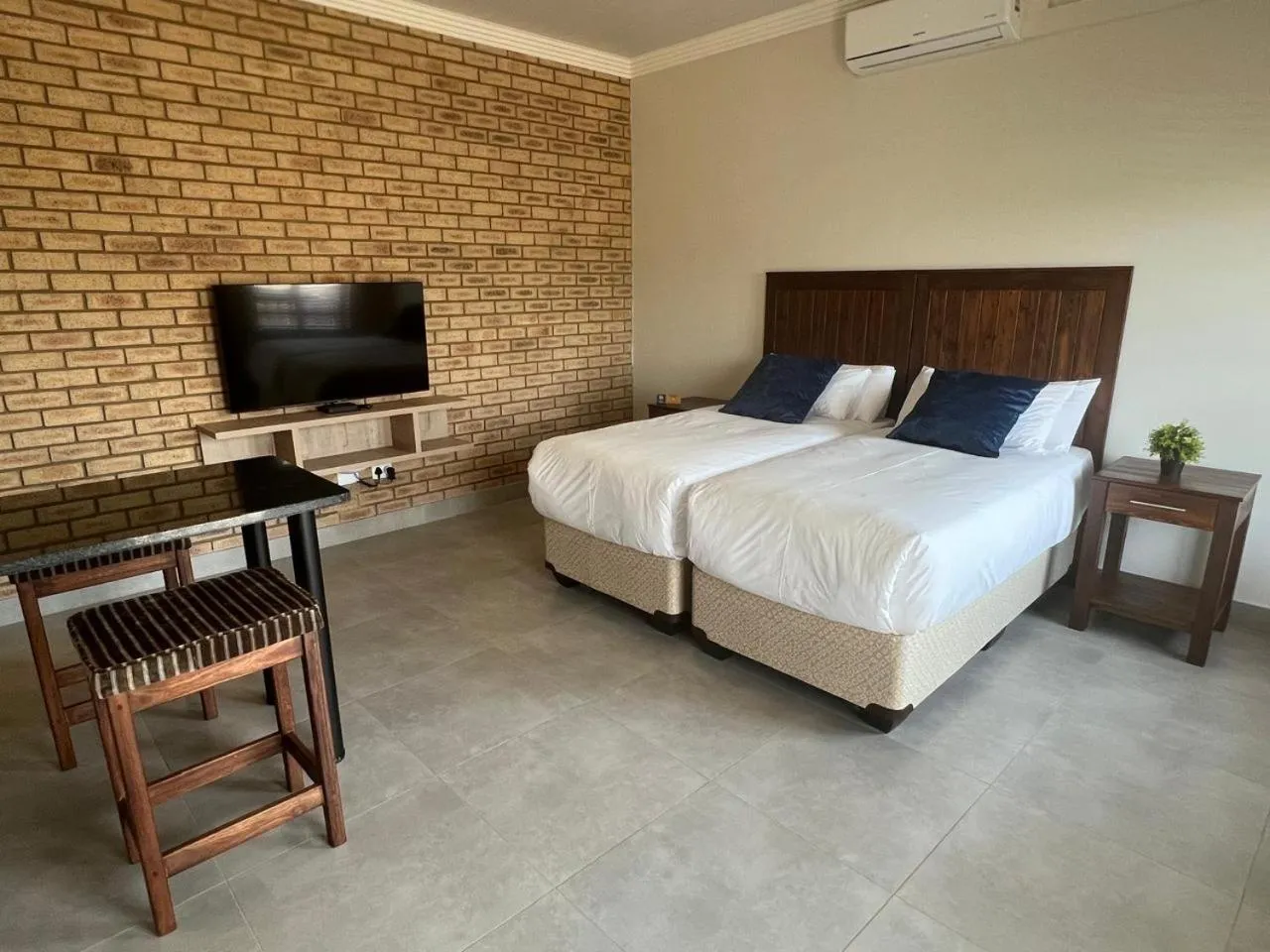 Photo of the whole room, Bed in Camelot Guest House & Apartments