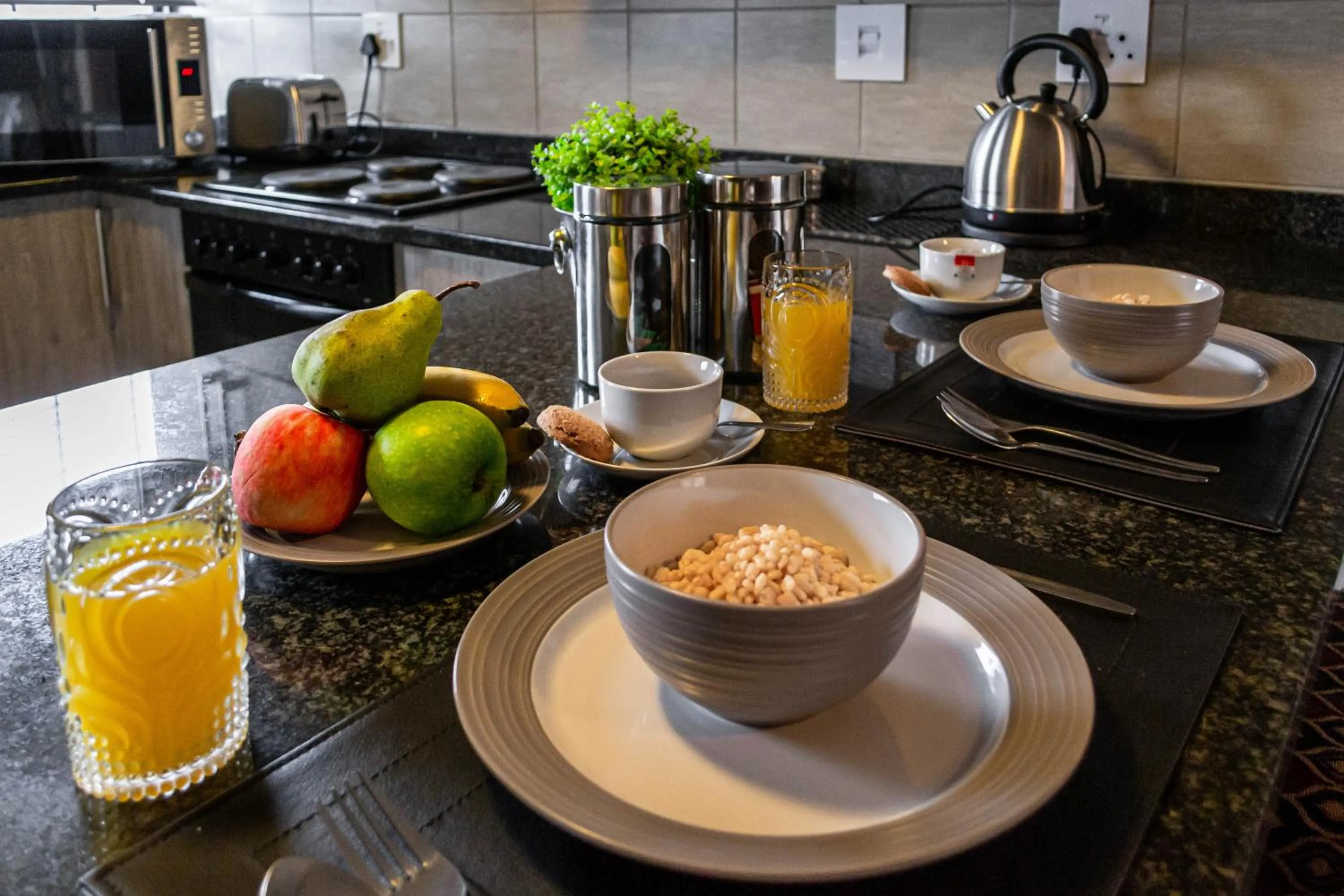 Food and drinks in Camelot Guest House & Apartments
