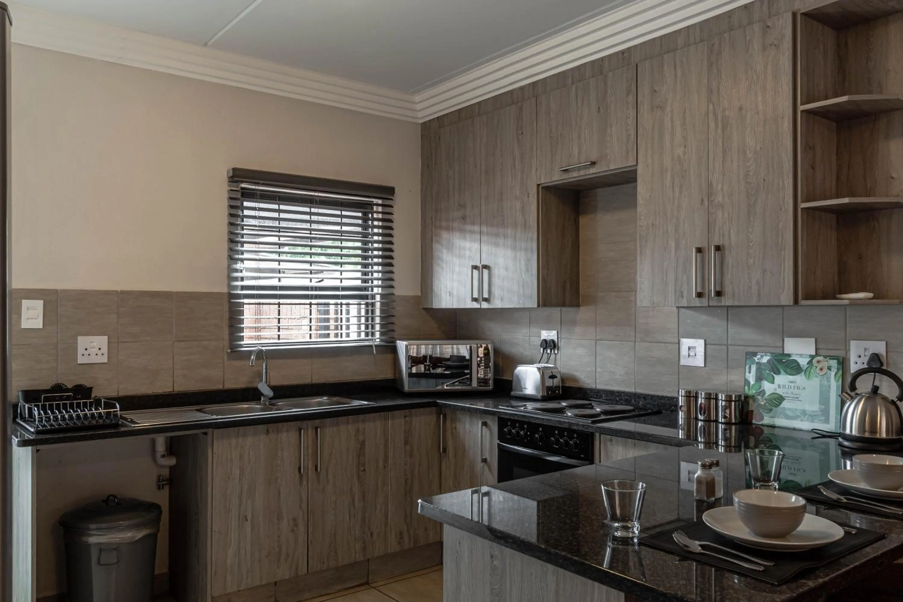 Kitchen or kitchenette in Camelot Guest House & Apartments