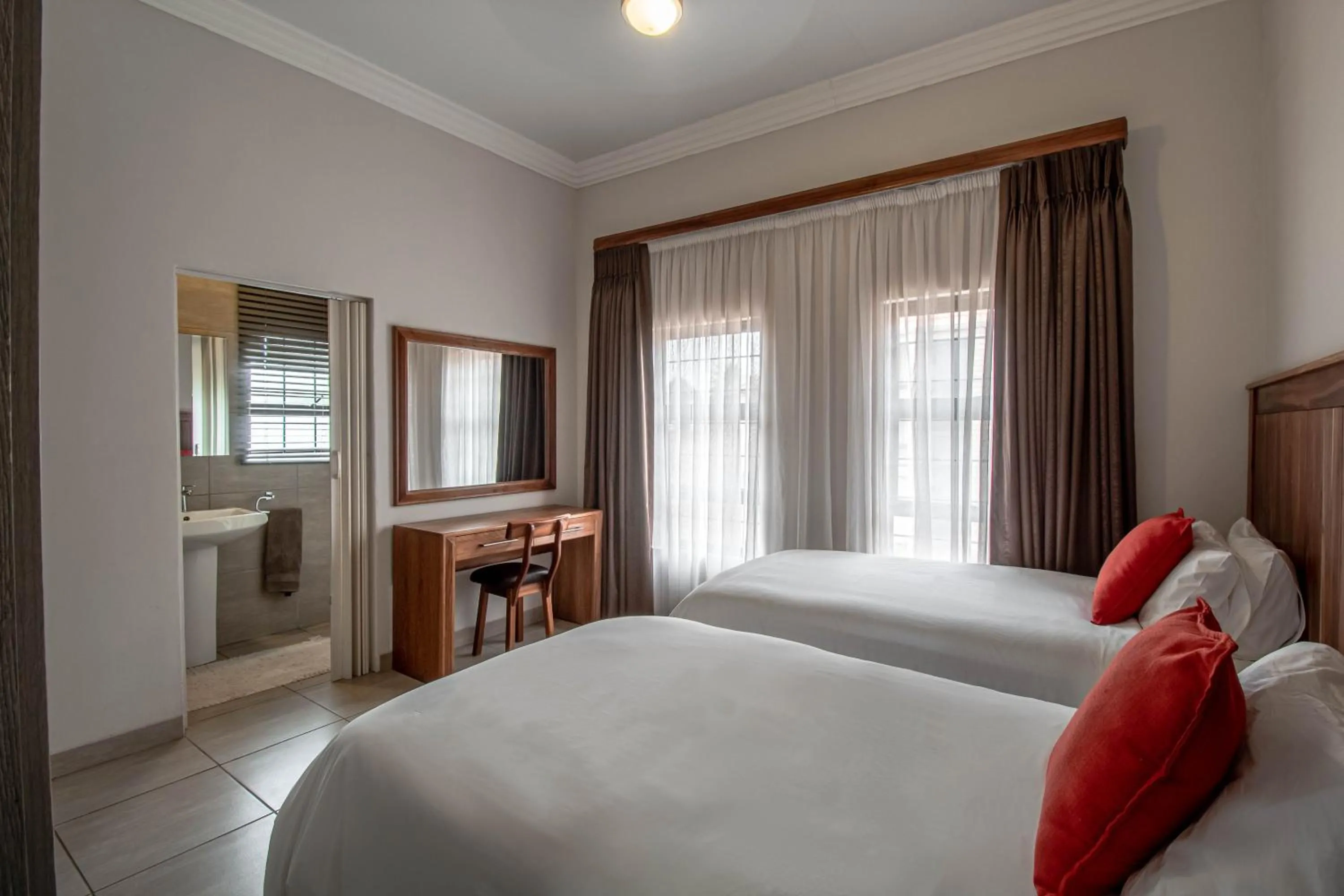 Bed in Camelot Guest House & Apartments