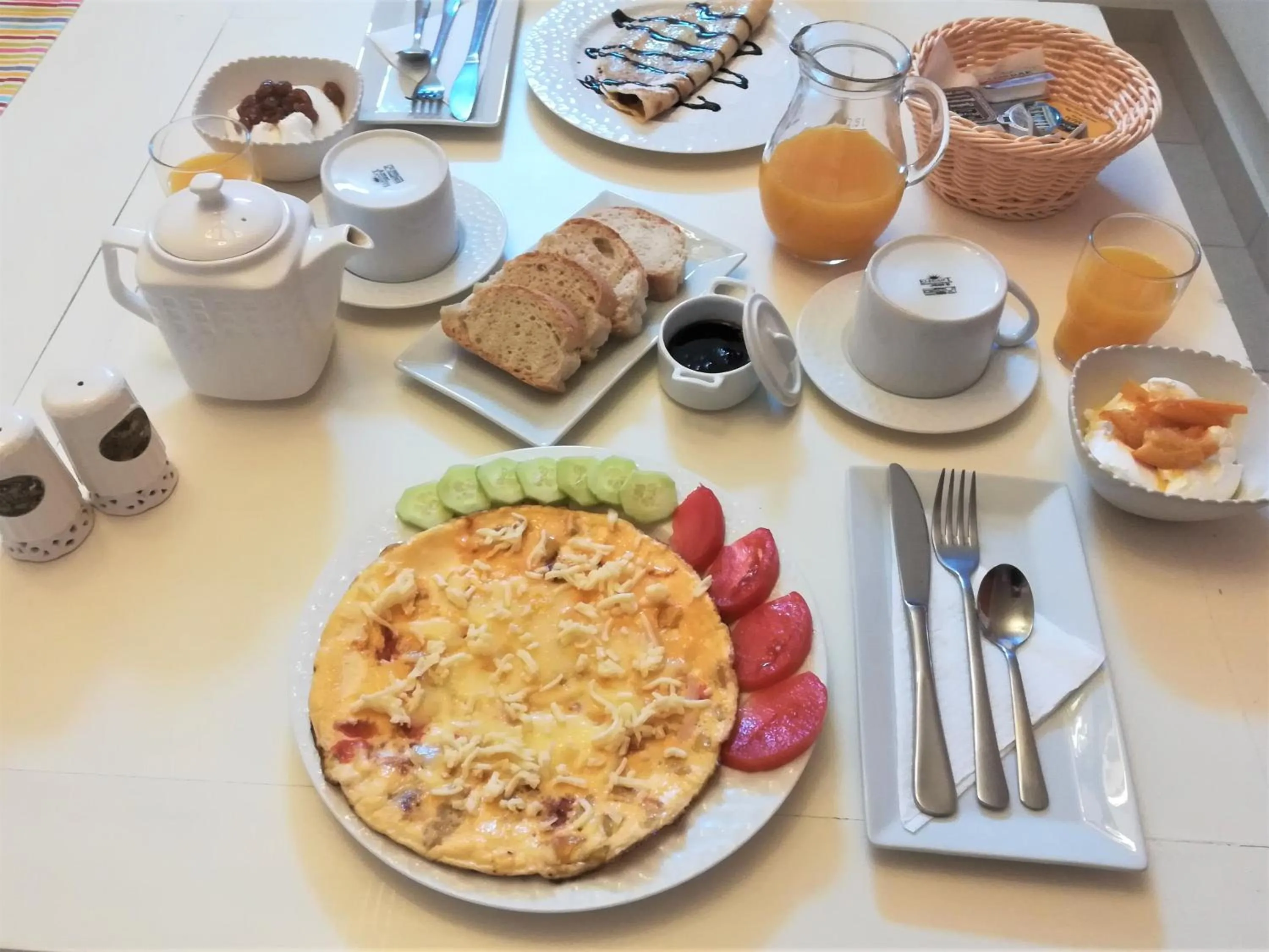 Breakfast in Blue Harmony Apartments