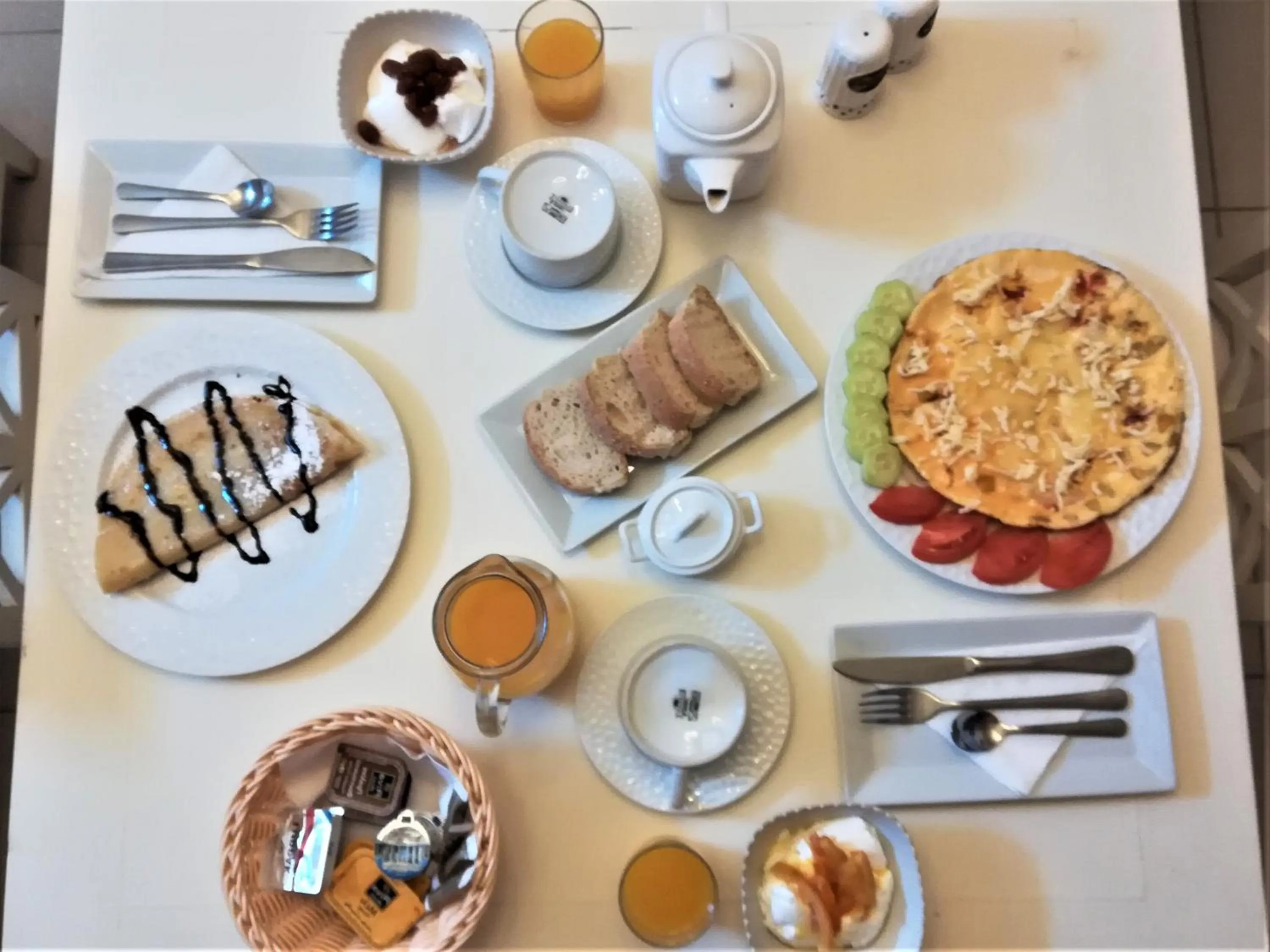 Breakfast in Blue Harmony Apartments