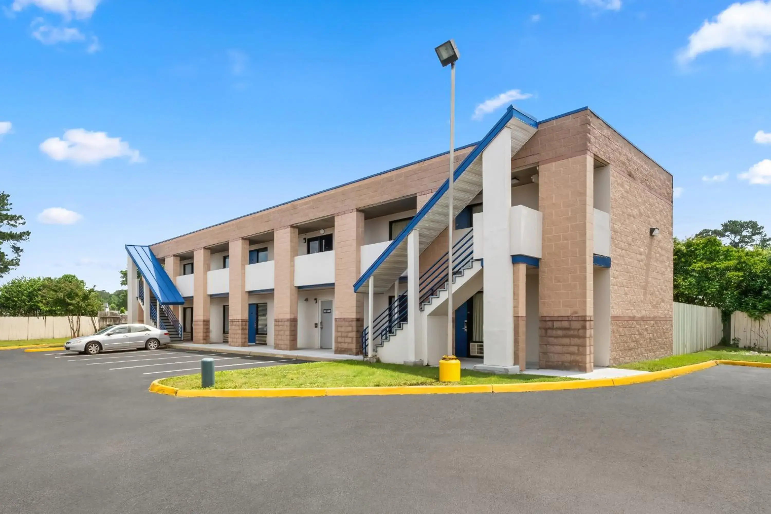 Property building in Knights Inn Virginia Beach Lynnhaven Property building in Knights Inn Virginia Beach Lynnhaven