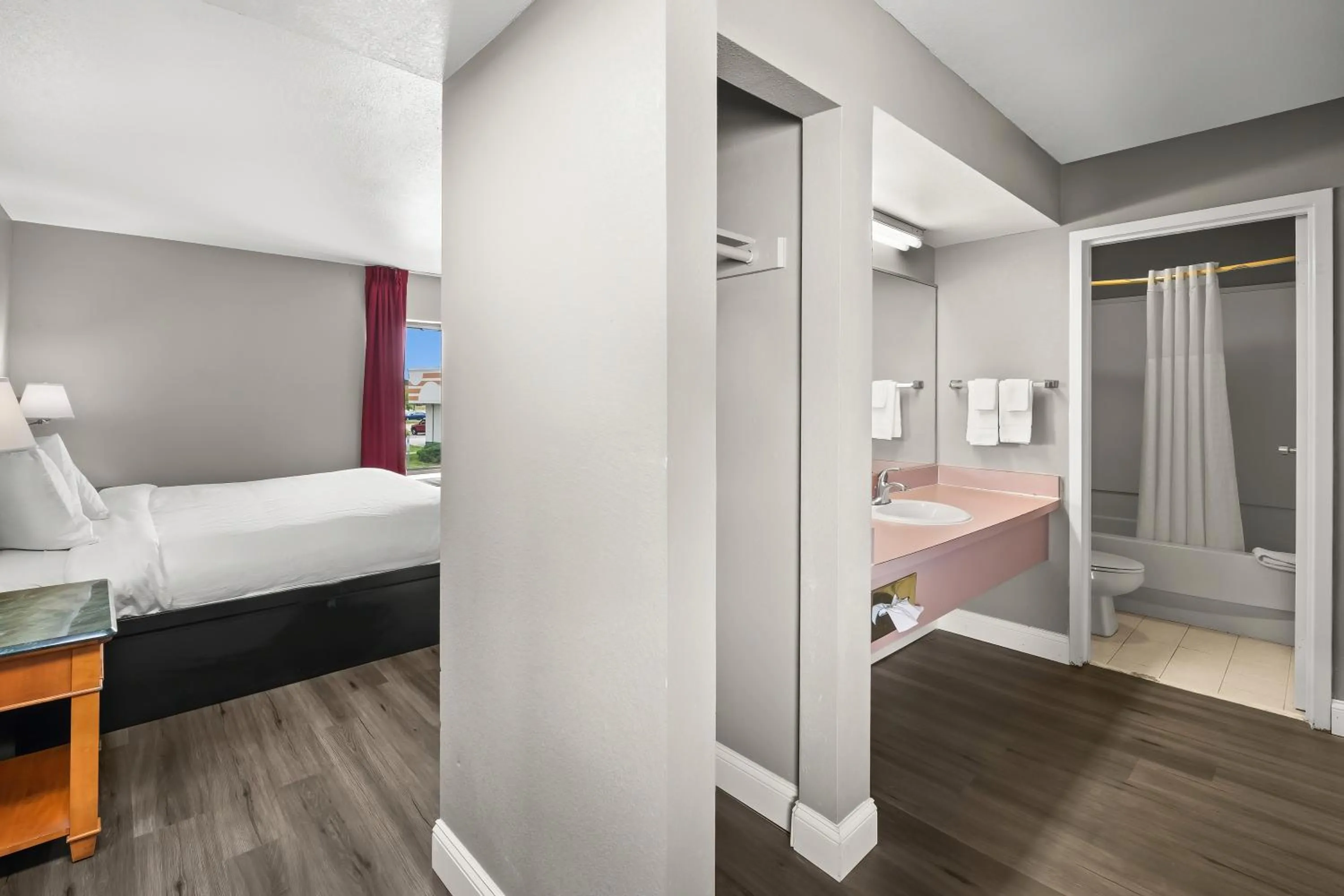 Bed in Knights Inn Virginia Beach Lynnhaven