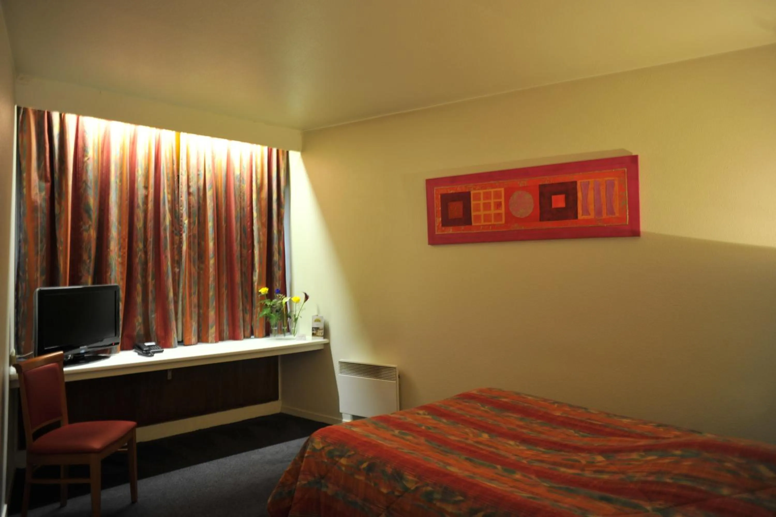 Photo of the whole room, Bed in Hôtel Agena