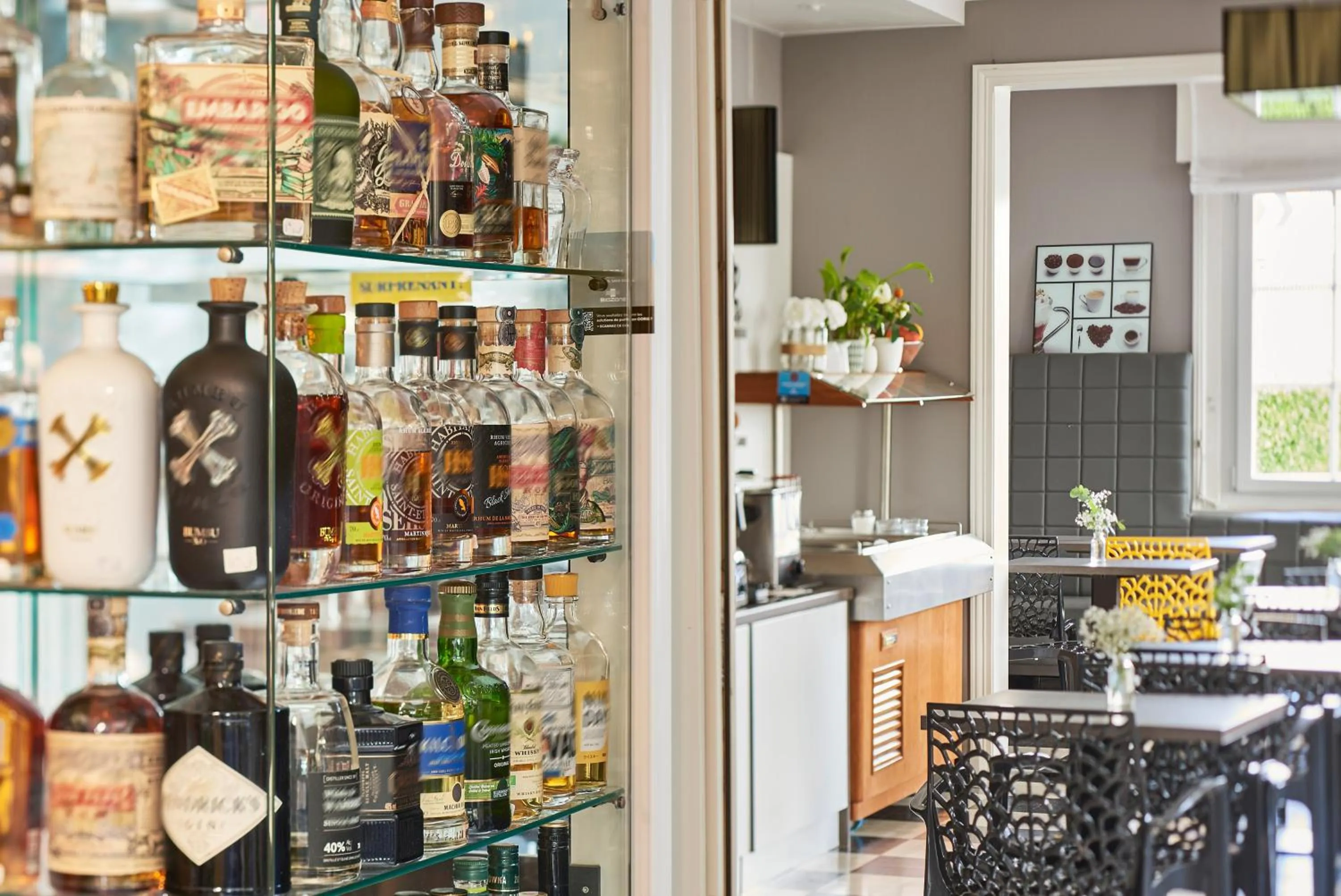 Communal lounge/ TV room in Hôtel Agena