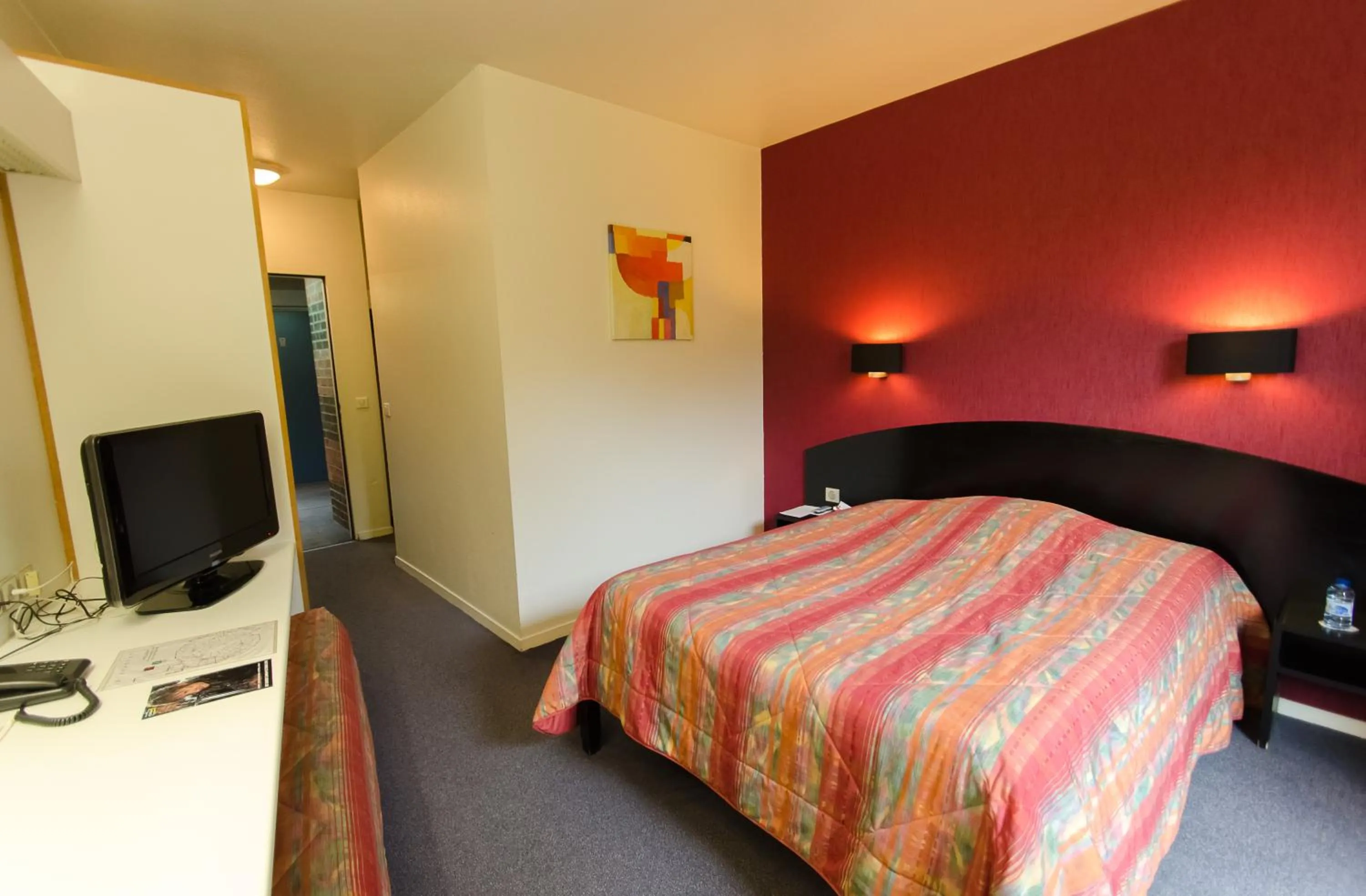 Photo of the whole room, Bed in Hôtel Agena