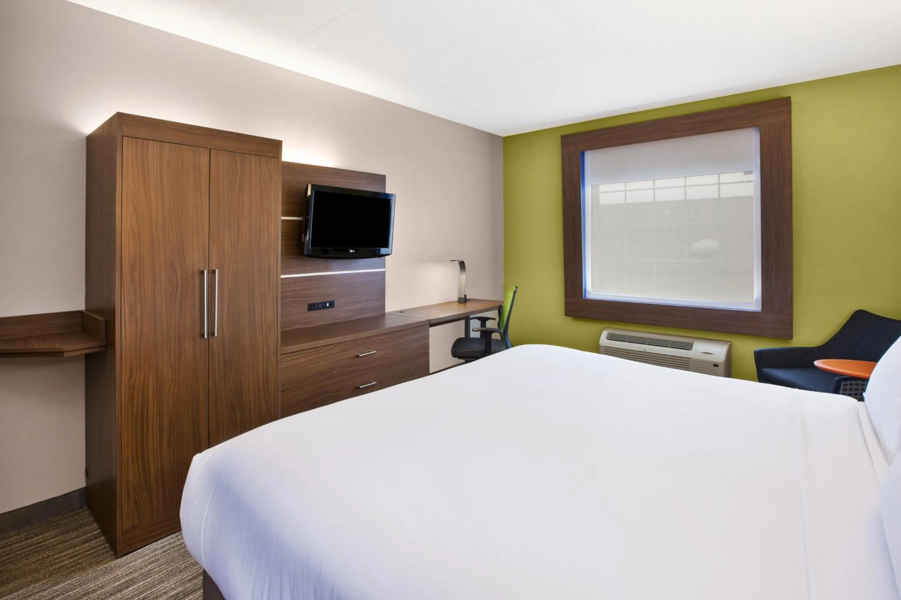 Photo of the whole room, Bed in Holiday Inn Express Hotel & Suites Manchester Conference Center by IHG