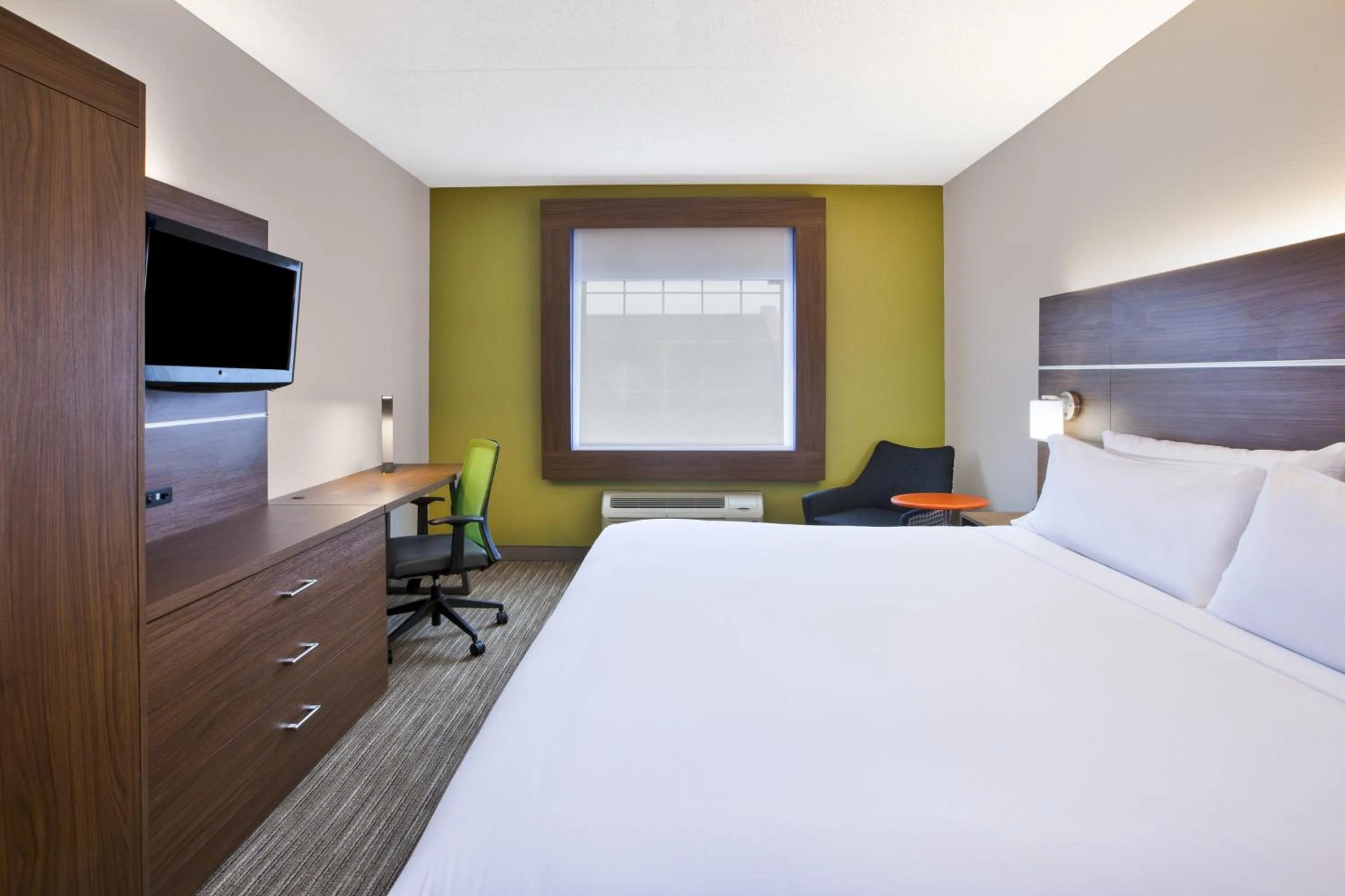 Photo of the whole room, Bed in Holiday Inn Express Hotel & Suites Manchester Conference Center by IHG