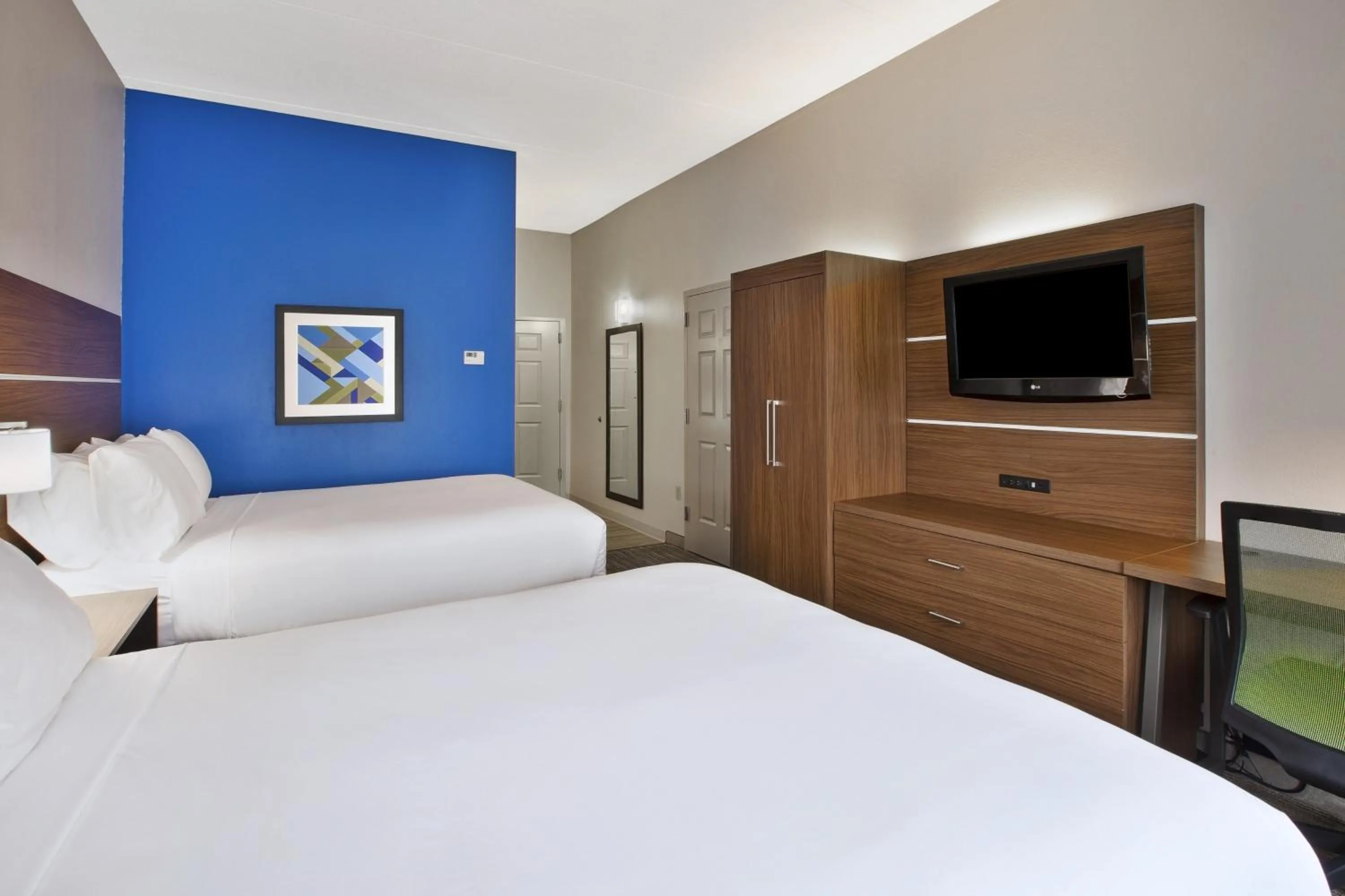 Photo of the whole room, Bed in Holiday Inn Express Hotel & Suites Manchester Conference Center by IHG