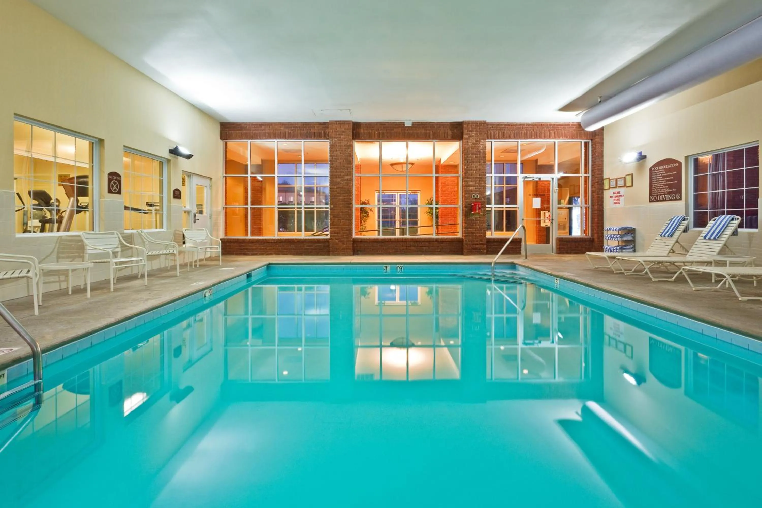 Swimming pool in Holiday Inn Express Hotel & Suites Manchester Conference Center by IHG