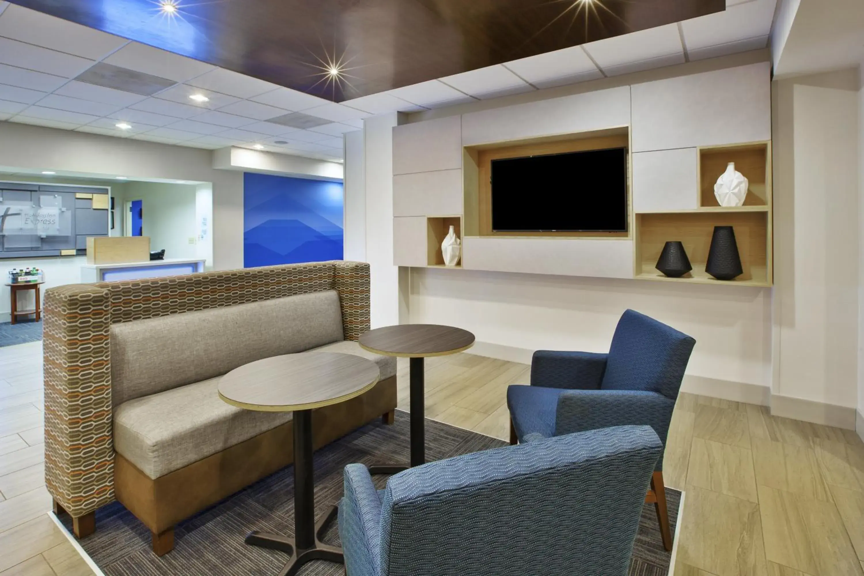 Property building in Holiday Inn Express Hotel & Suites Manchester Conference Center by IHG Property building in Holiday Inn Express Hotel & Suites Manchester Conference Center by IHG