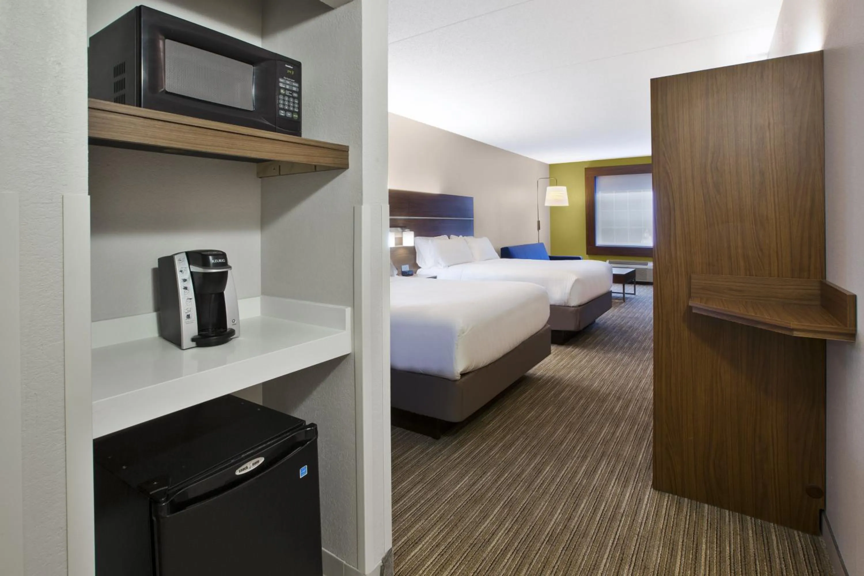Photo of the whole room, Bed in Holiday Inn Express Hotel & Suites Manchester Conference Center by IHG
