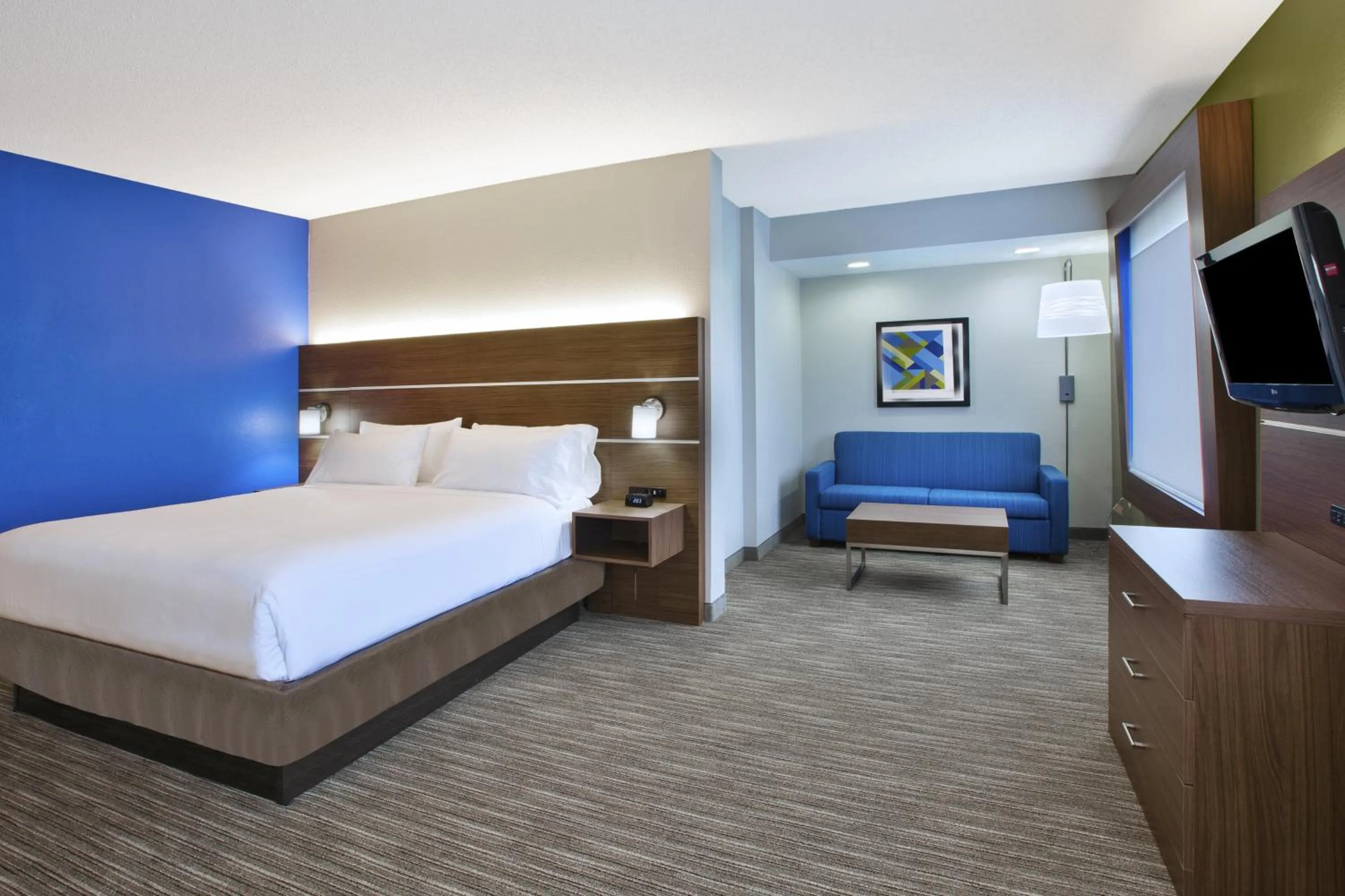 Photo of the whole room, Bed in Holiday Inn Express Hotel & Suites Manchester Conference Center by IHG