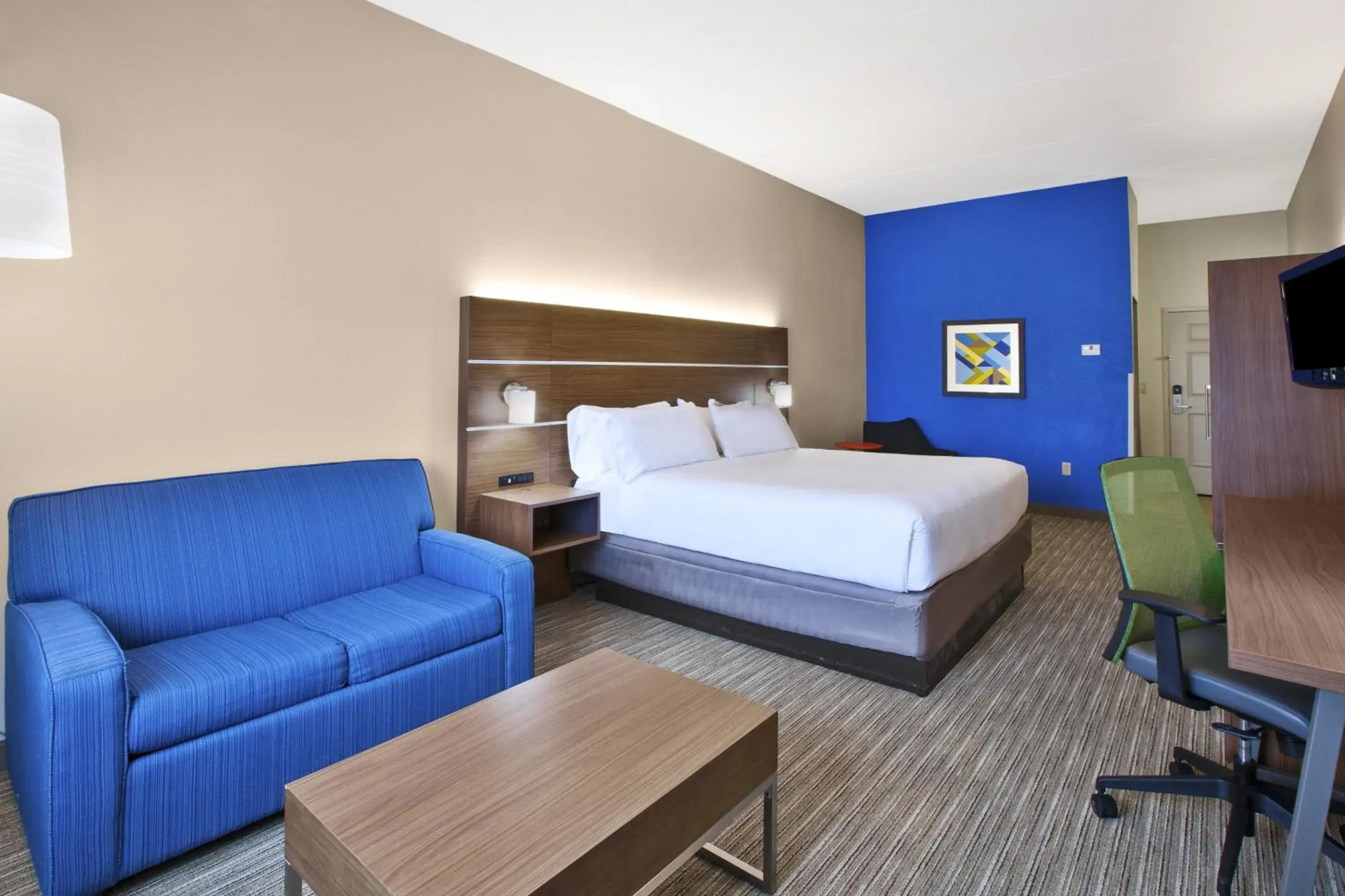 Photo of the whole room, Bed in Holiday Inn Express Hotel & Suites Manchester Conference Center by IHG Photo of the whole room, Bed in Holiday Inn Express Hotel & Suites Manchester Conference Center by IHG