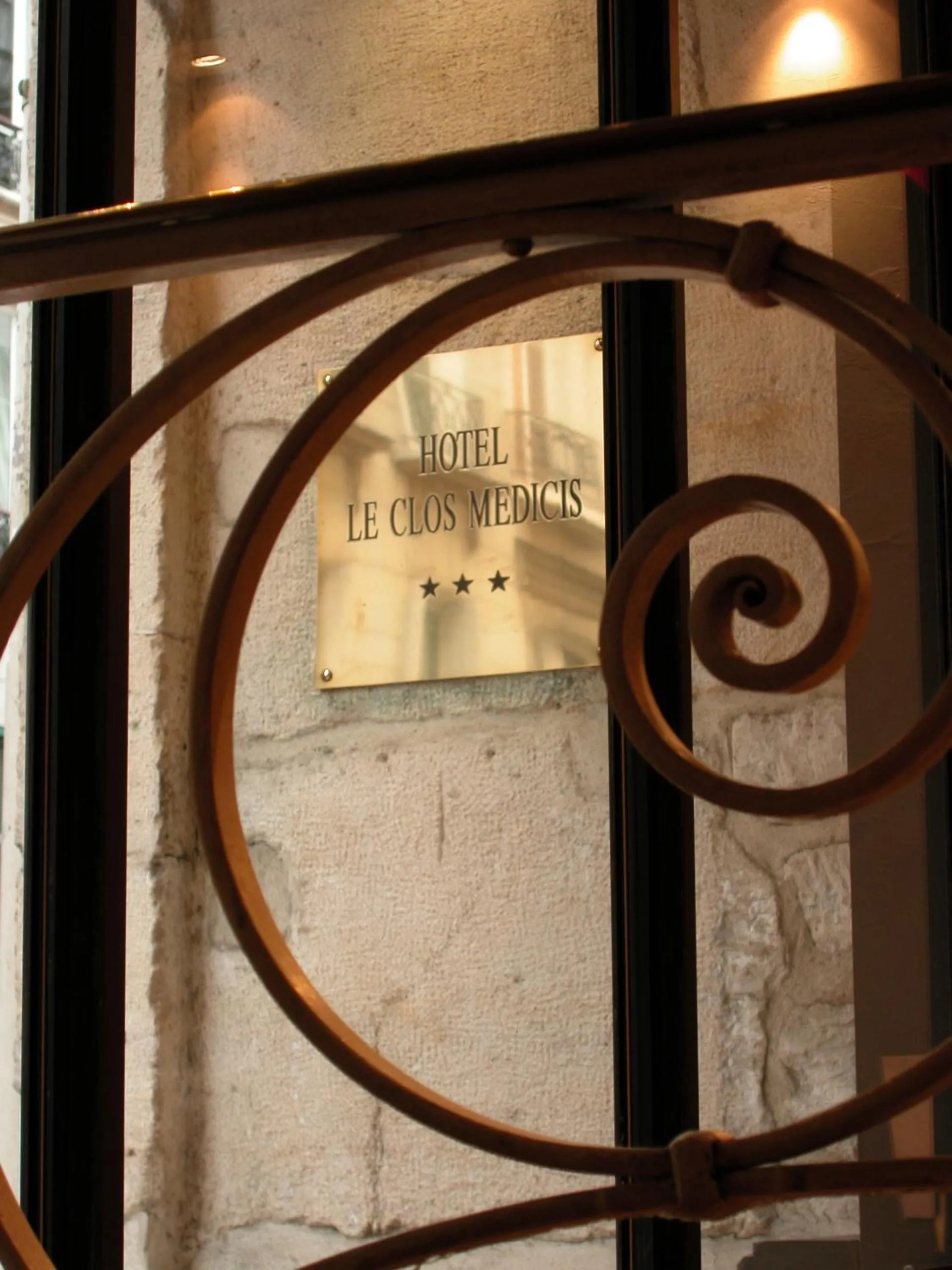 Logo/Certificate/Sign in Le Clos Medicis