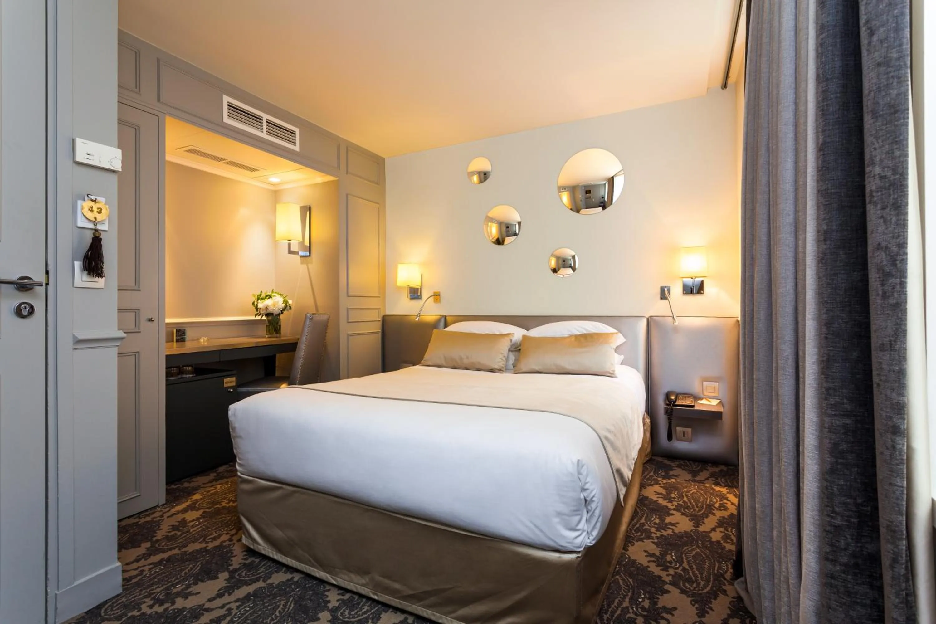 Bedroom, Bed in Le Clos Medicis