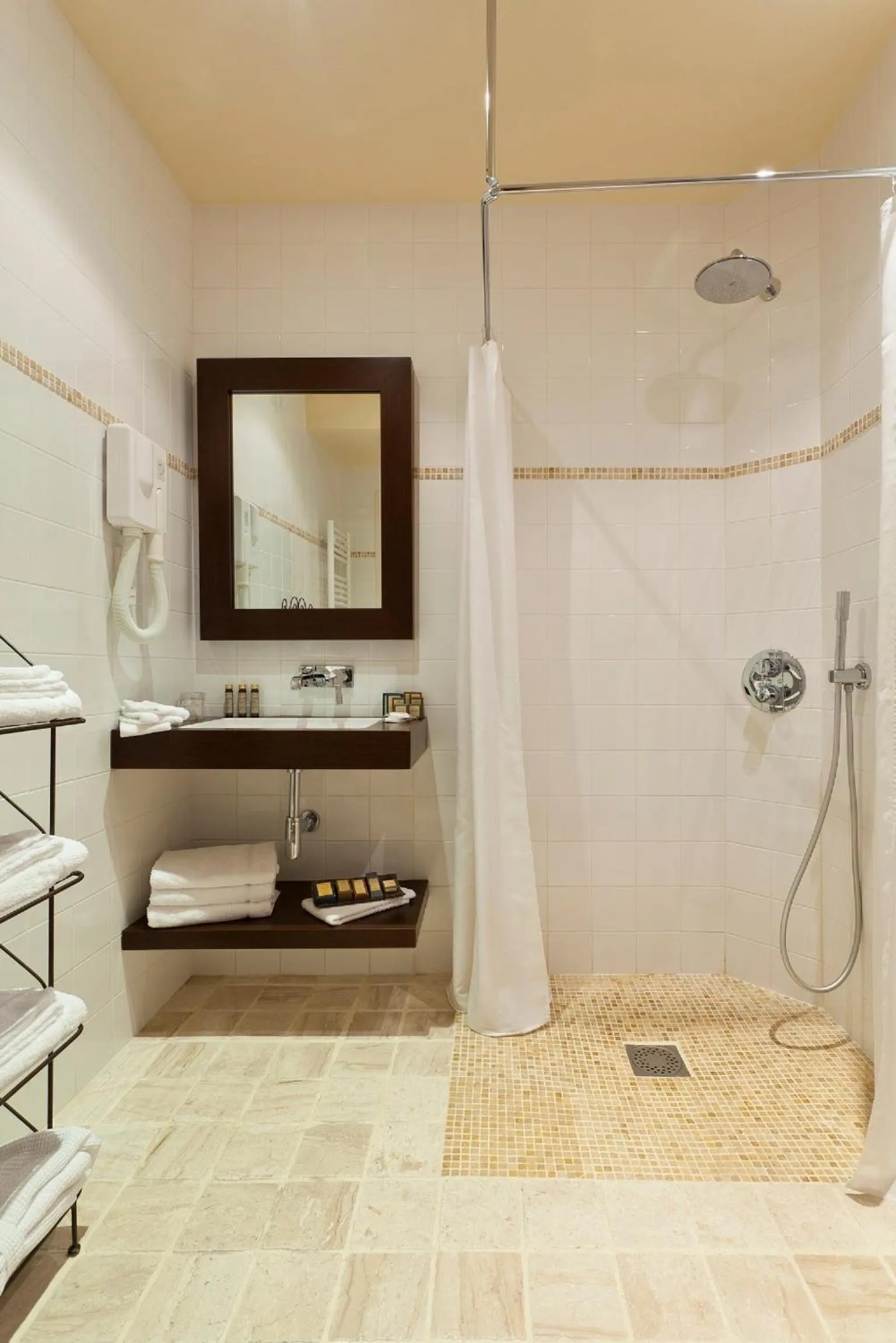 Bathroom in Le Clos Medicis