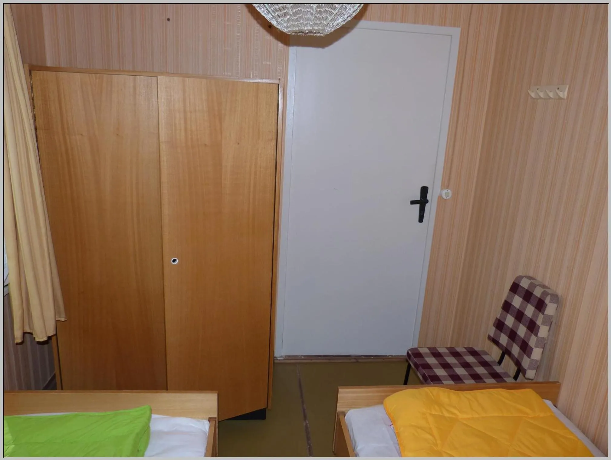 Bed in DDR Bungalow direkt am Strand auf Rügen