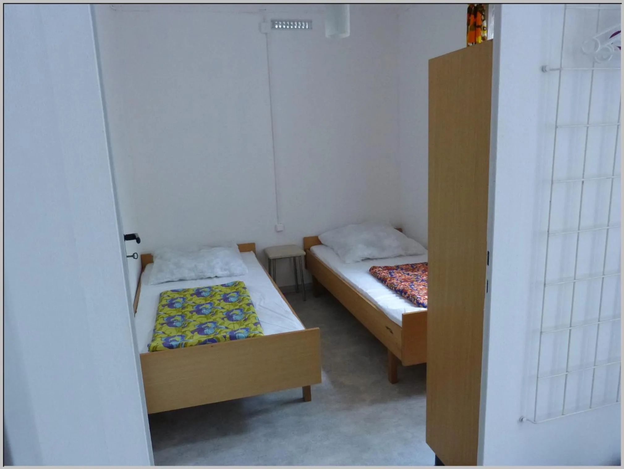Bed in DDR Bungalow direkt am Strand auf Rügen