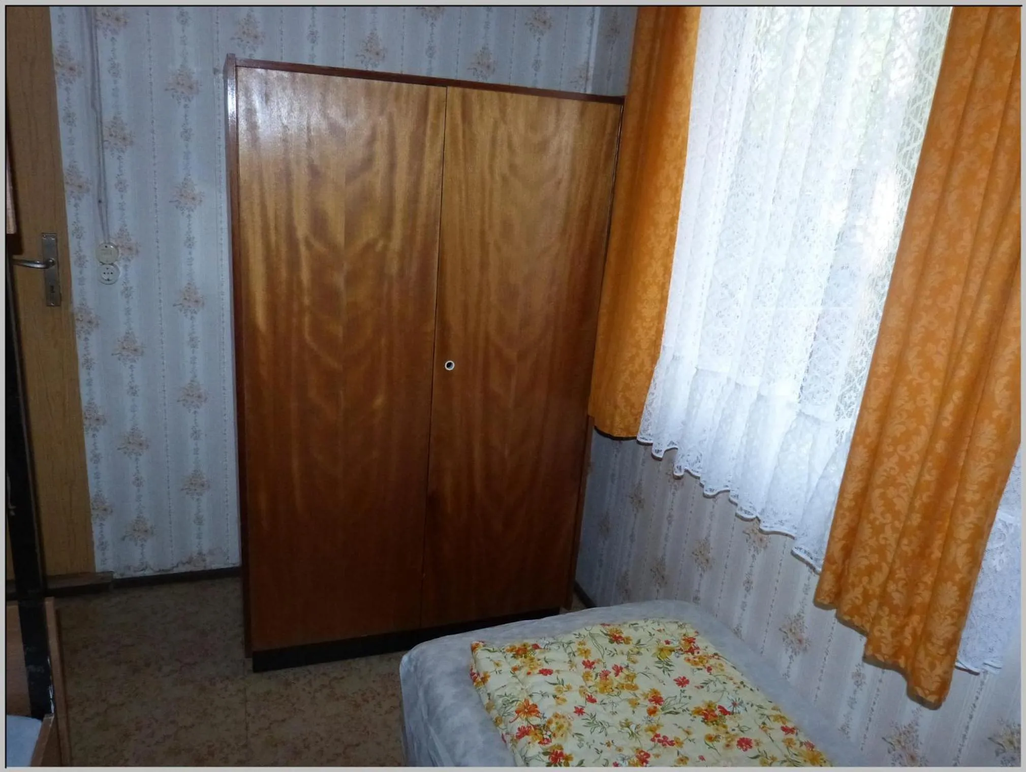 Bed in DDR Bungalow direkt am Strand auf Rügen