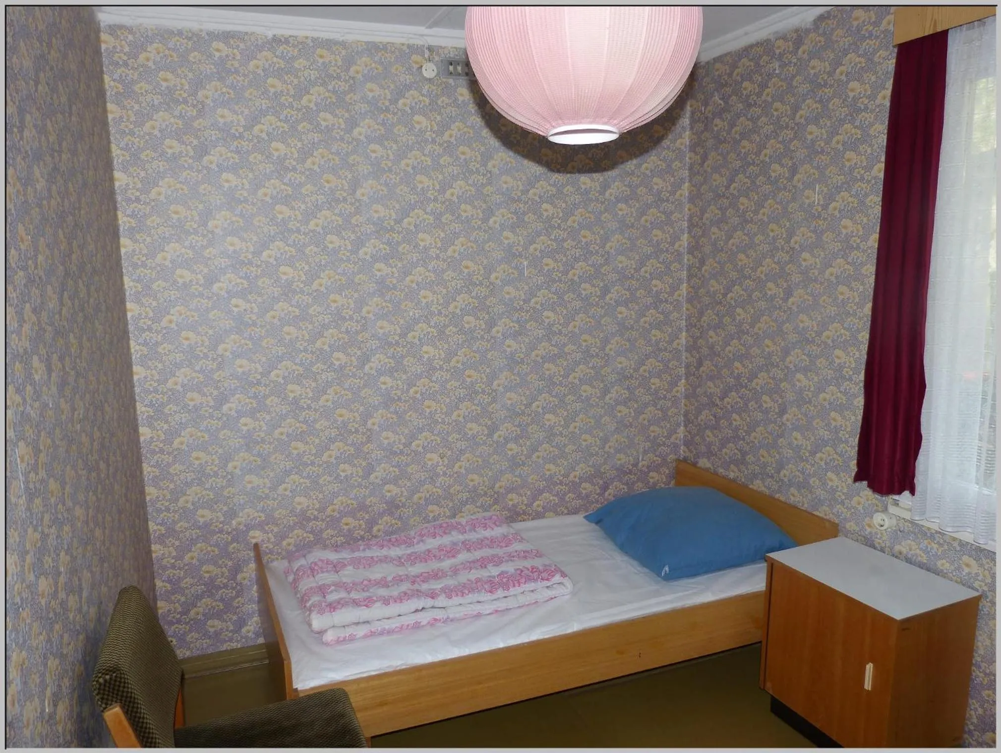 Bed in DDR Bungalow direkt am Strand auf Rügen