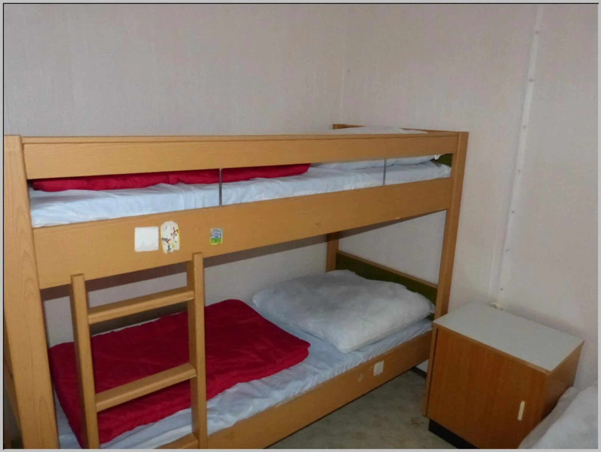 Bed in DDR Bungalow direkt am Strand auf Rügen