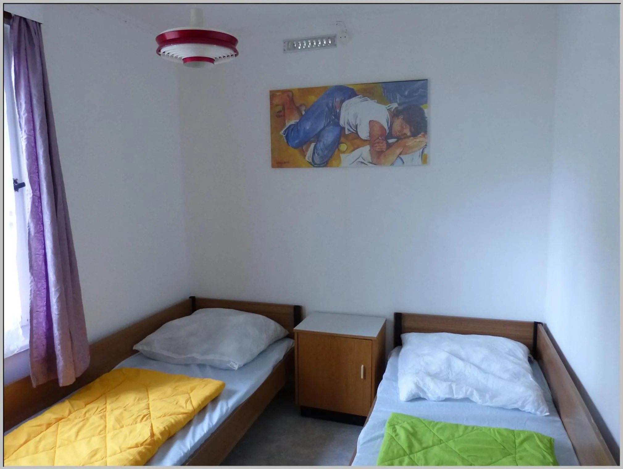 Bed in DDR Bungalow direkt am Strand auf Rügen