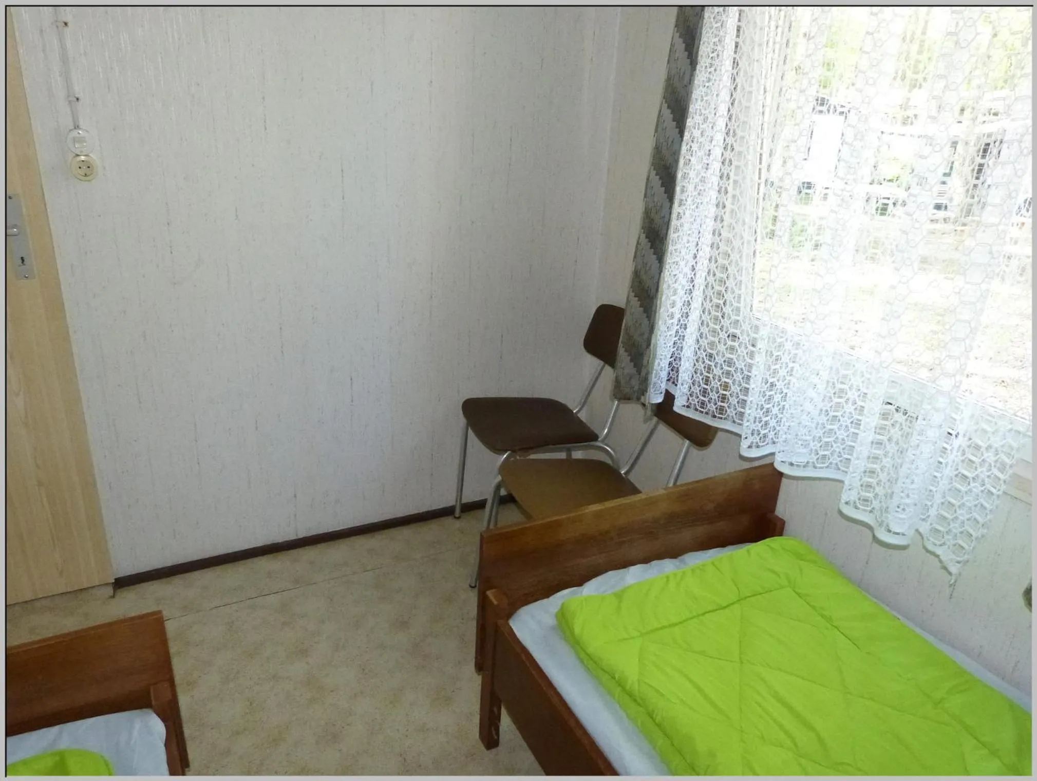 Bed in DDR Bungalow direkt am Strand auf Rügen
