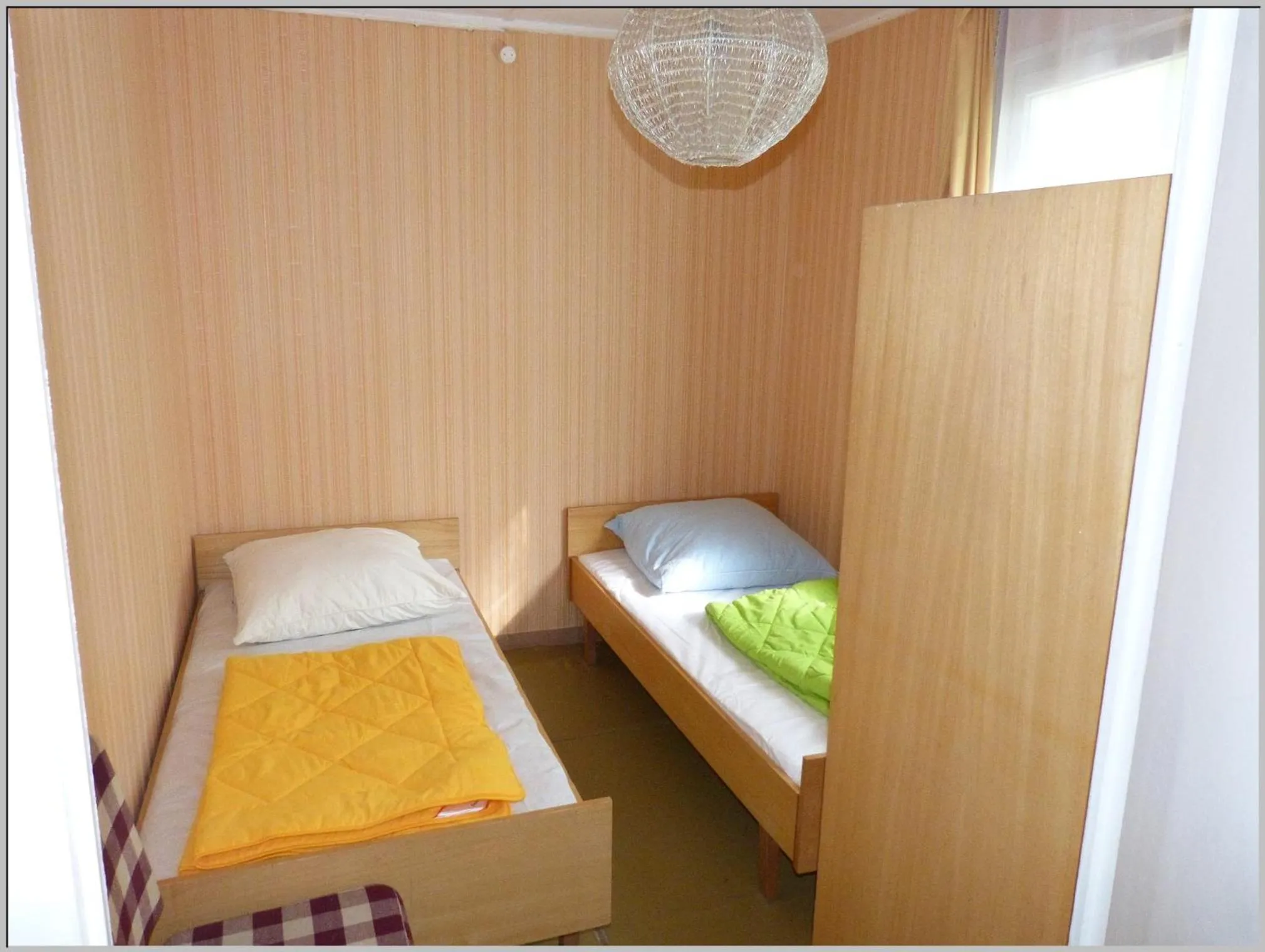 Bed in DDR Bungalow direkt am Strand auf Rügen