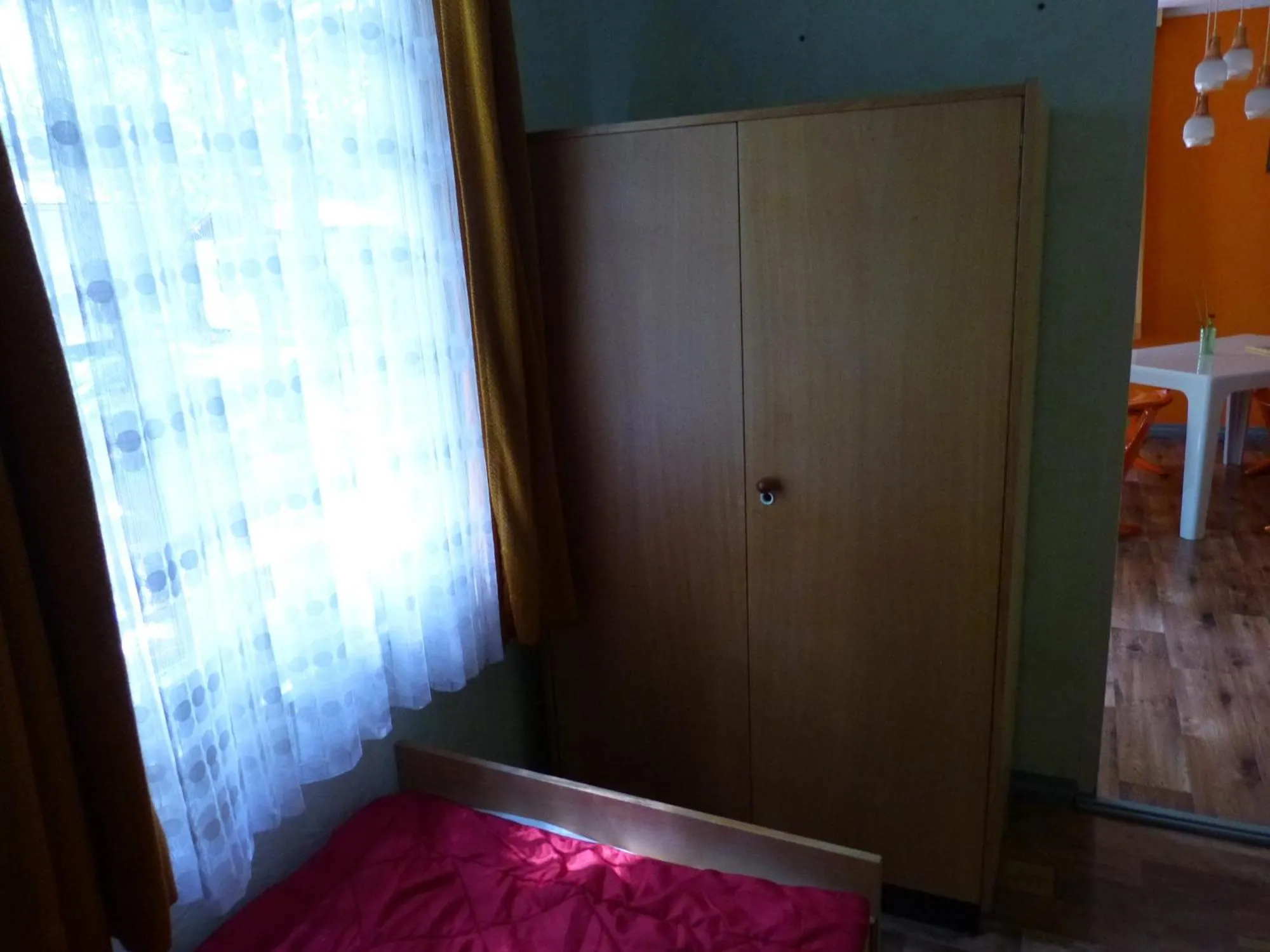 Bed in DDR Bungalow direkt am Strand auf Rügen