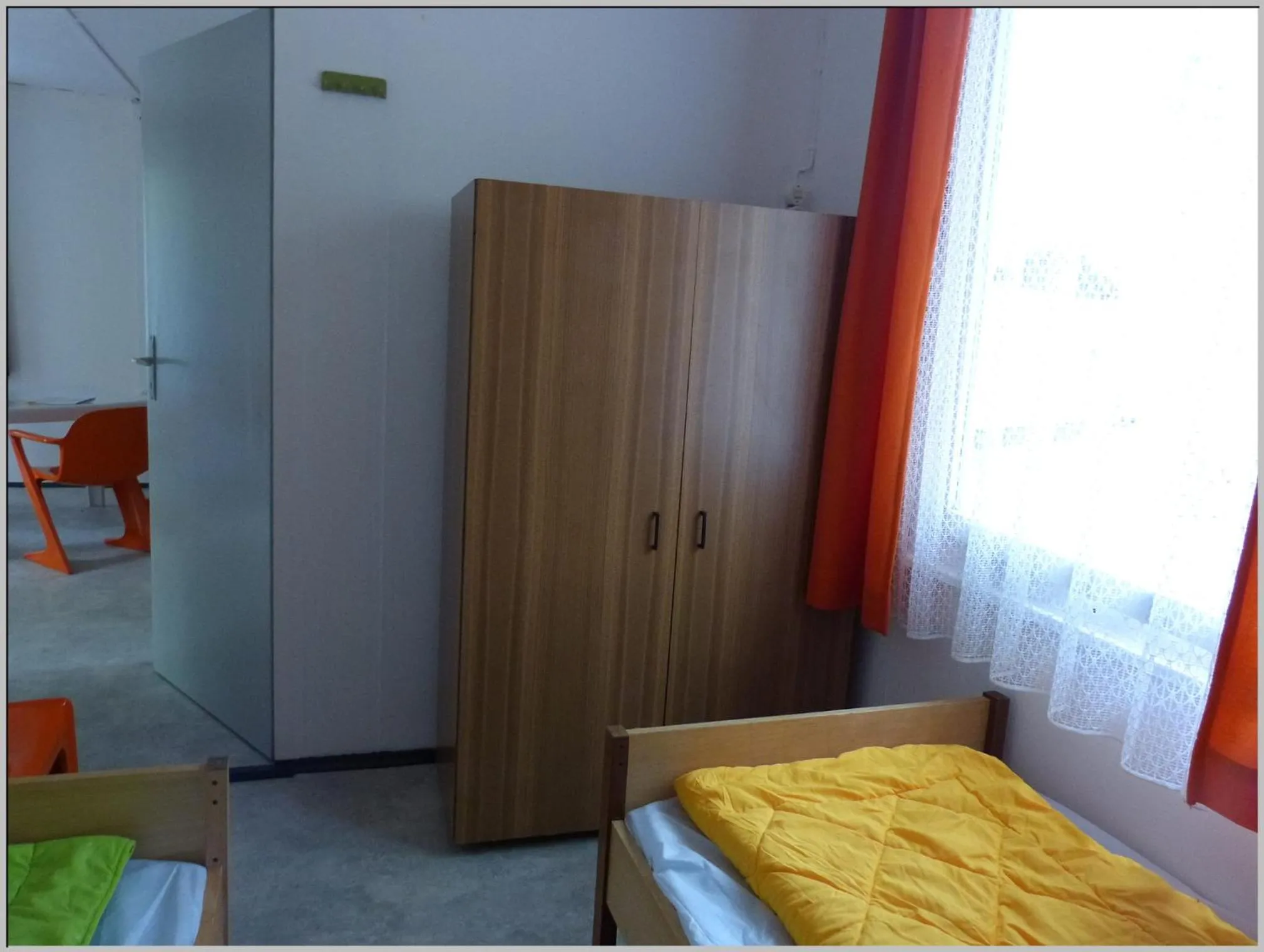 Bed in DDR Bungalow direkt am Strand auf Rügen