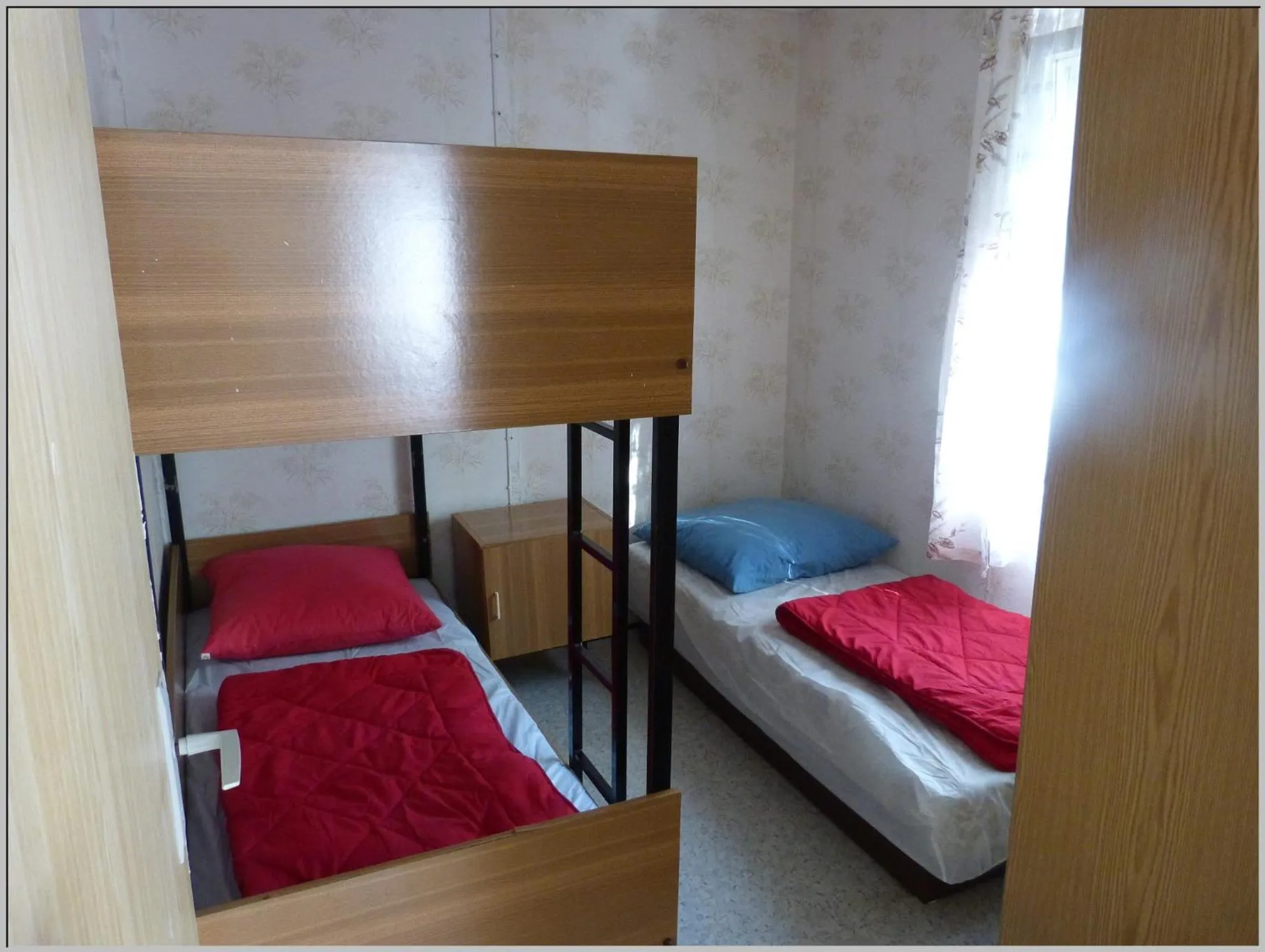 Bed in DDR Bungalow direkt am Strand auf Rügen