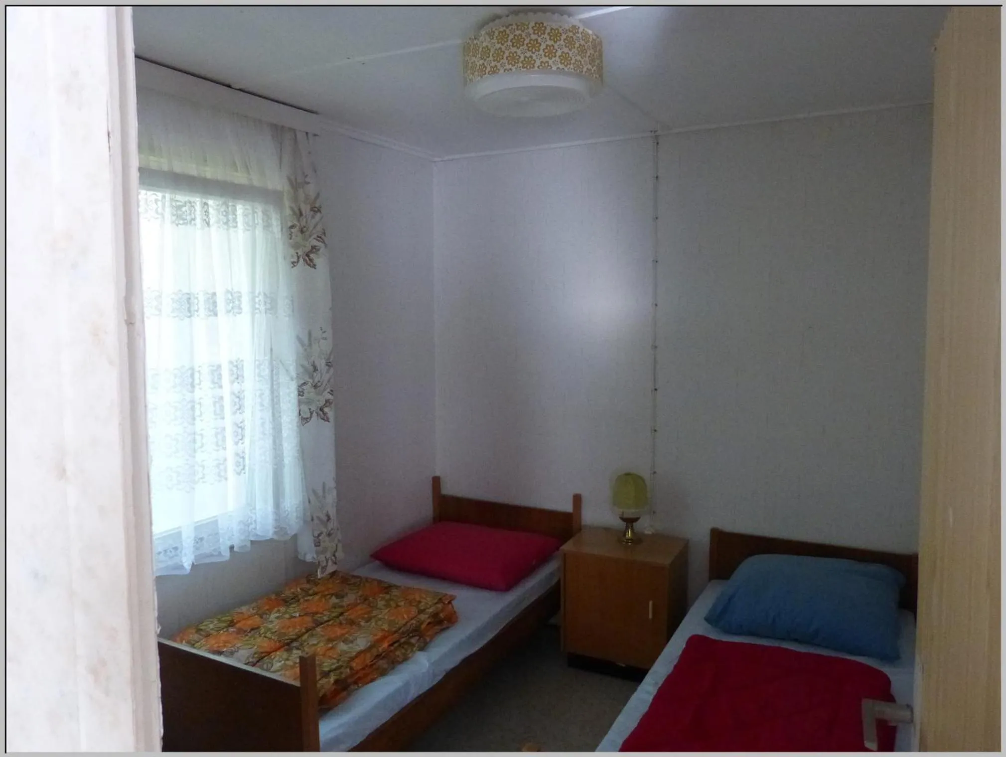 Bed in DDR Bungalow direkt am Strand auf Rügen