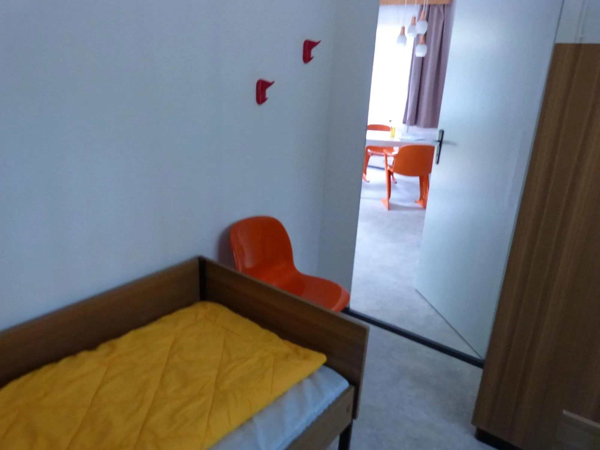 Bed in DDR Bungalow direkt am Strand auf Rügen