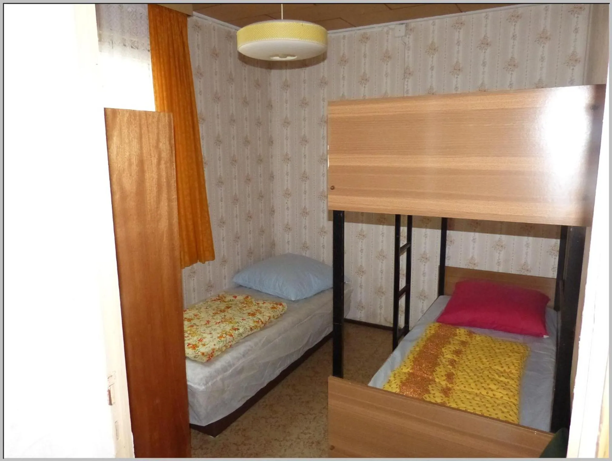 Bed in DDR Bungalow direkt am Strand auf Rügen