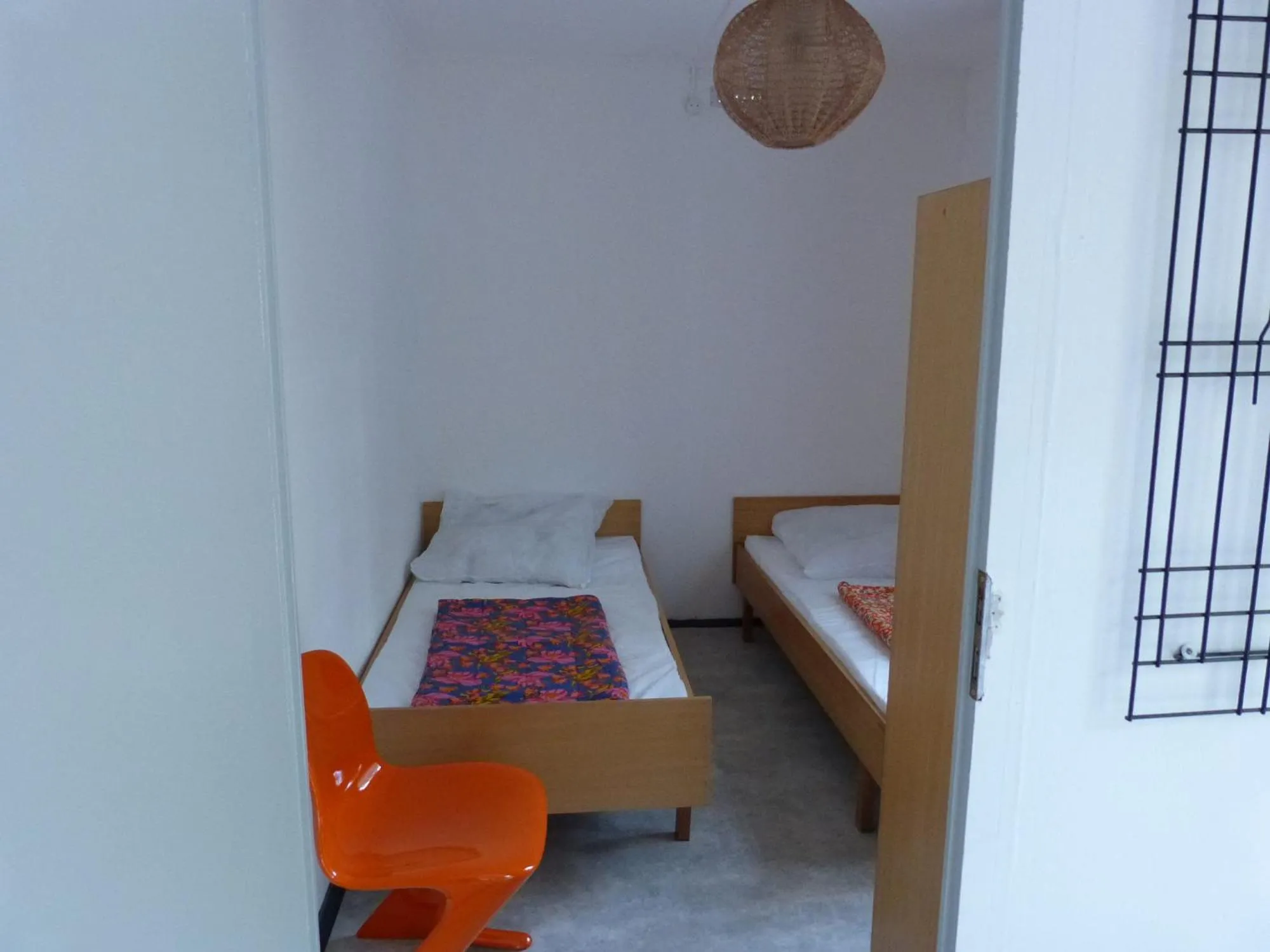 Bed in DDR Bungalow direkt am Strand auf Rügen