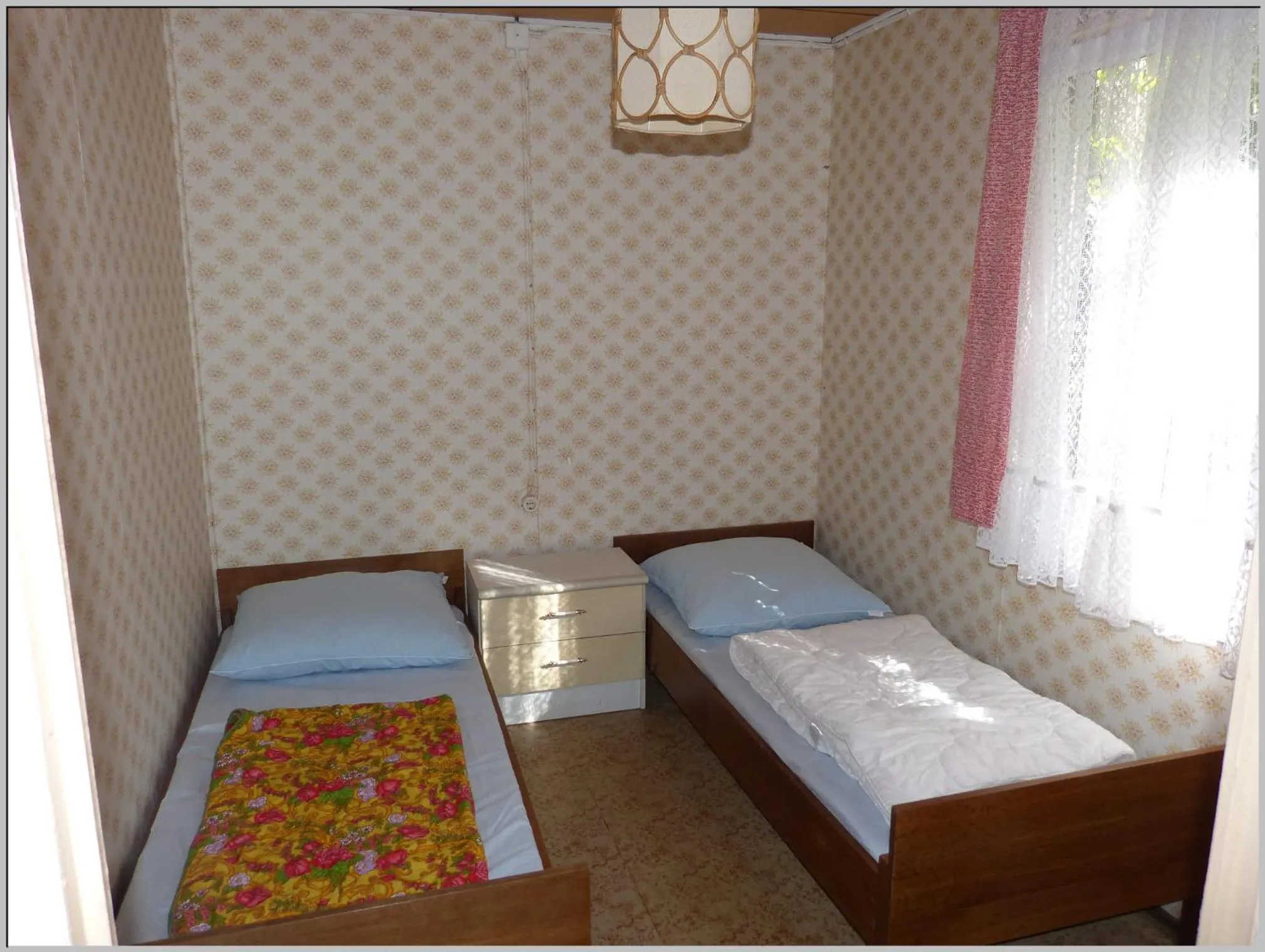Bed in DDR Bungalow direkt am Strand auf Rügen